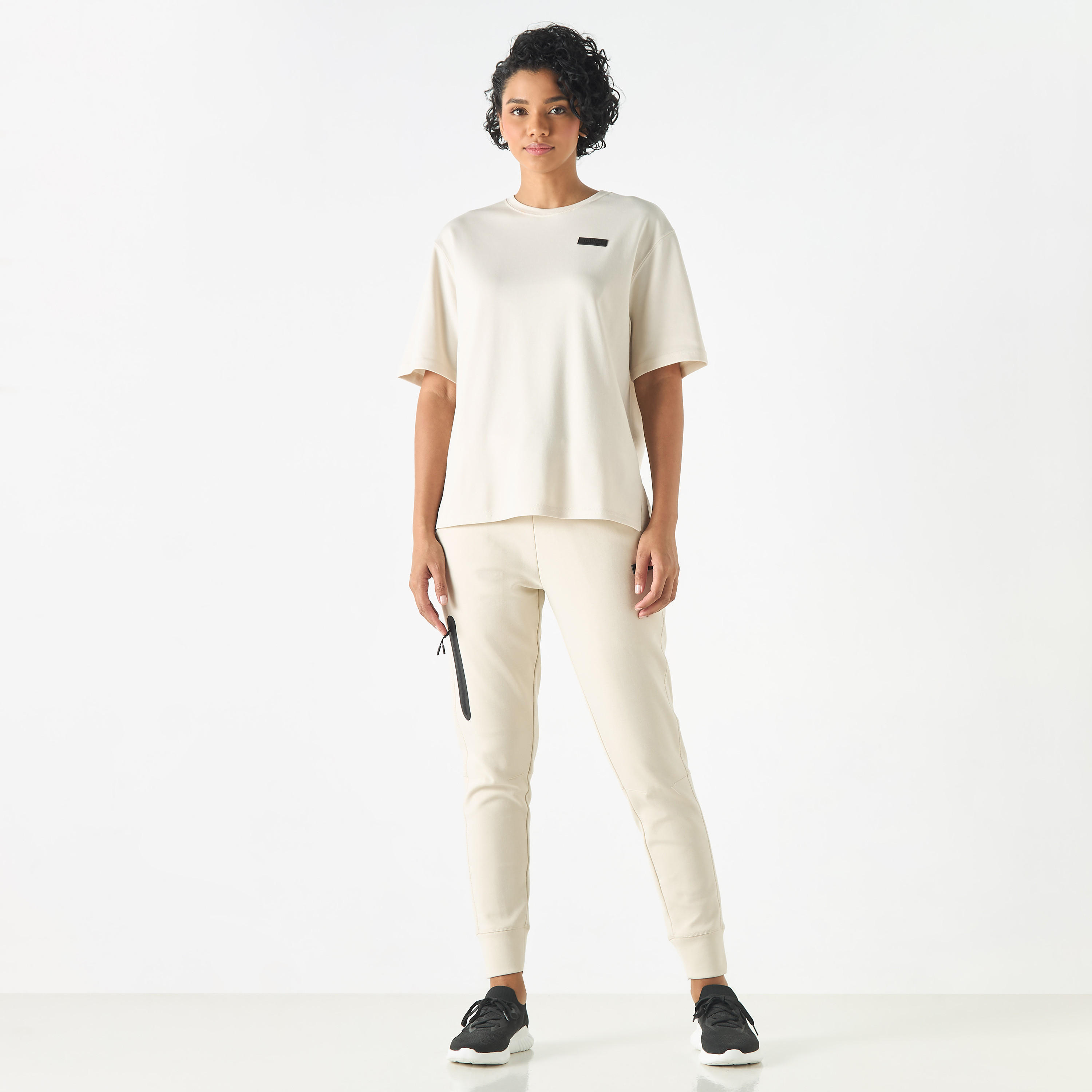 تيشيرت بياقة ضيقة وأكمام قصيرة وتفاصيل نصية من كابا-women-clothing-sportswearandactivewear-tshirtsandvests-image-2