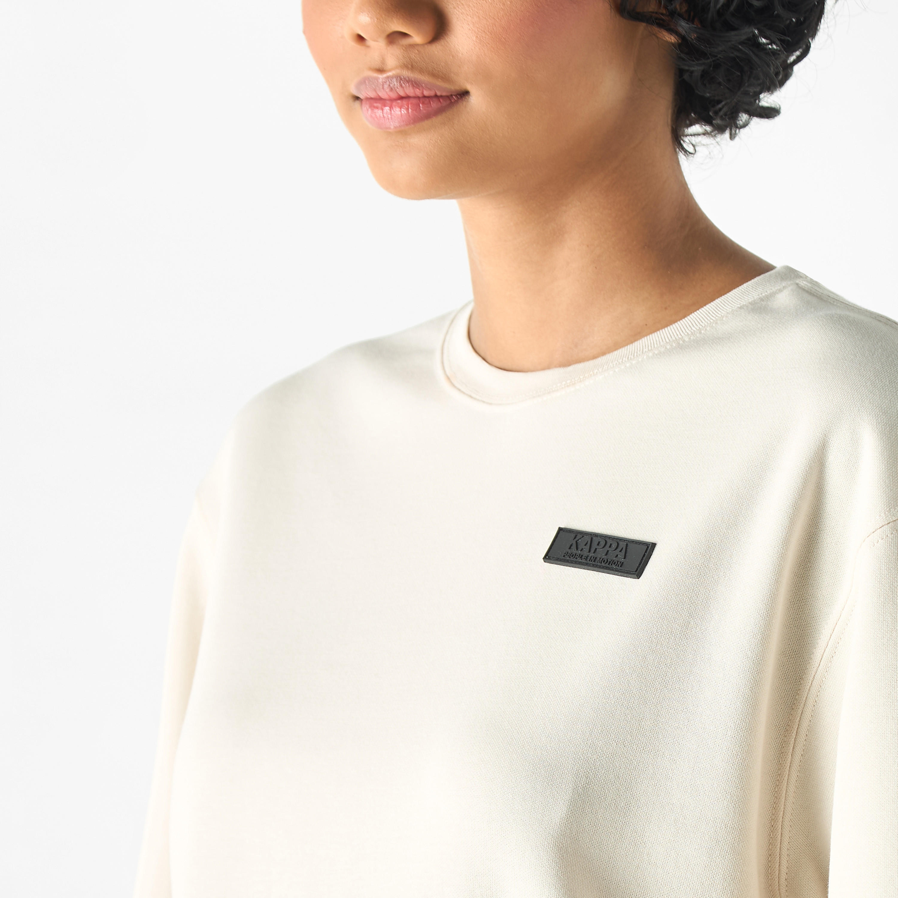 تيشيرت بياقة ضيقة وأكمام قصيرة وتفاصيل نصية من كابا-women-clothing-sportswearandactivewear-tshirtsandvests-image-4