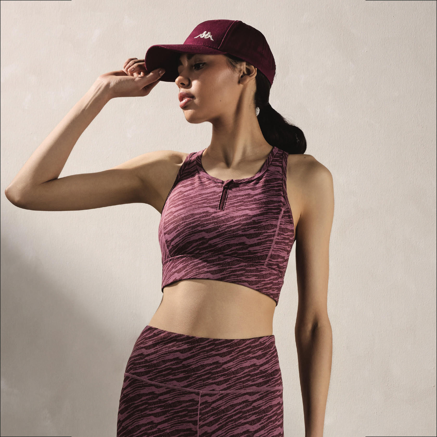 صدرية رياضية بتصميم متقاطع من الخلف وطبعات من كابا-sports-women-clothing-sportsbras-image-1