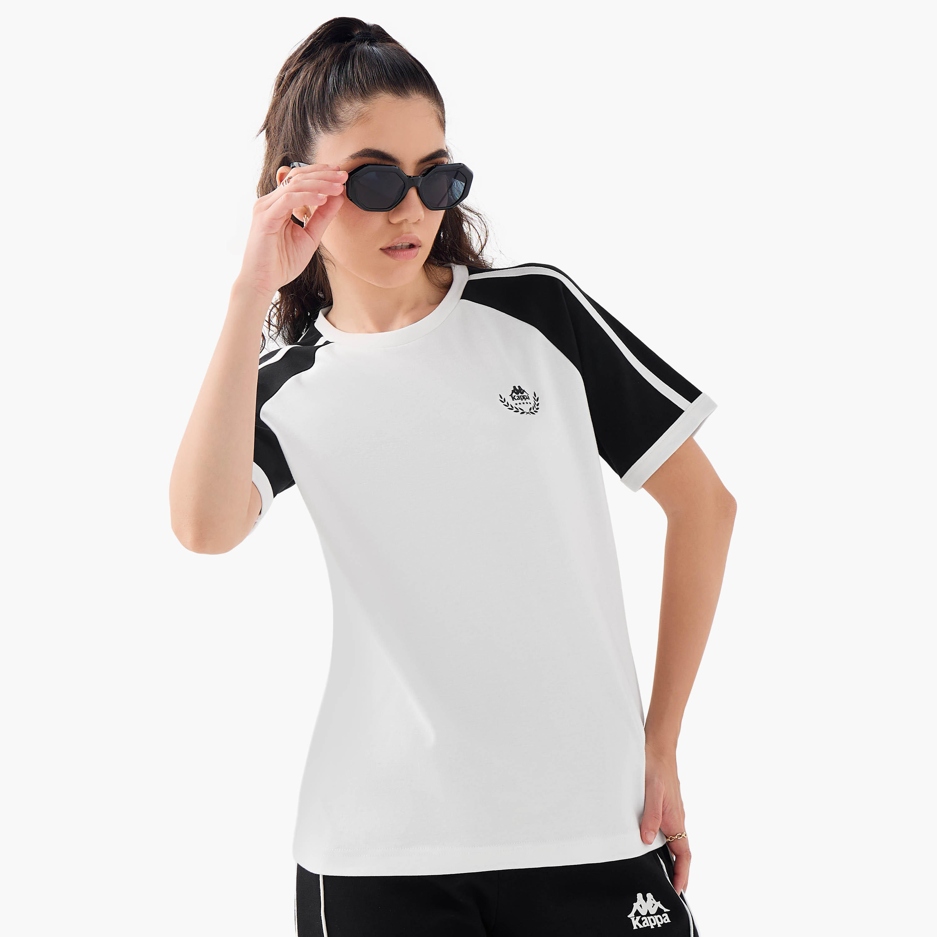 تيشيرت بأكمام مغايرة وطبعات شعار من كابا-women-clothing-tshirts-image-5