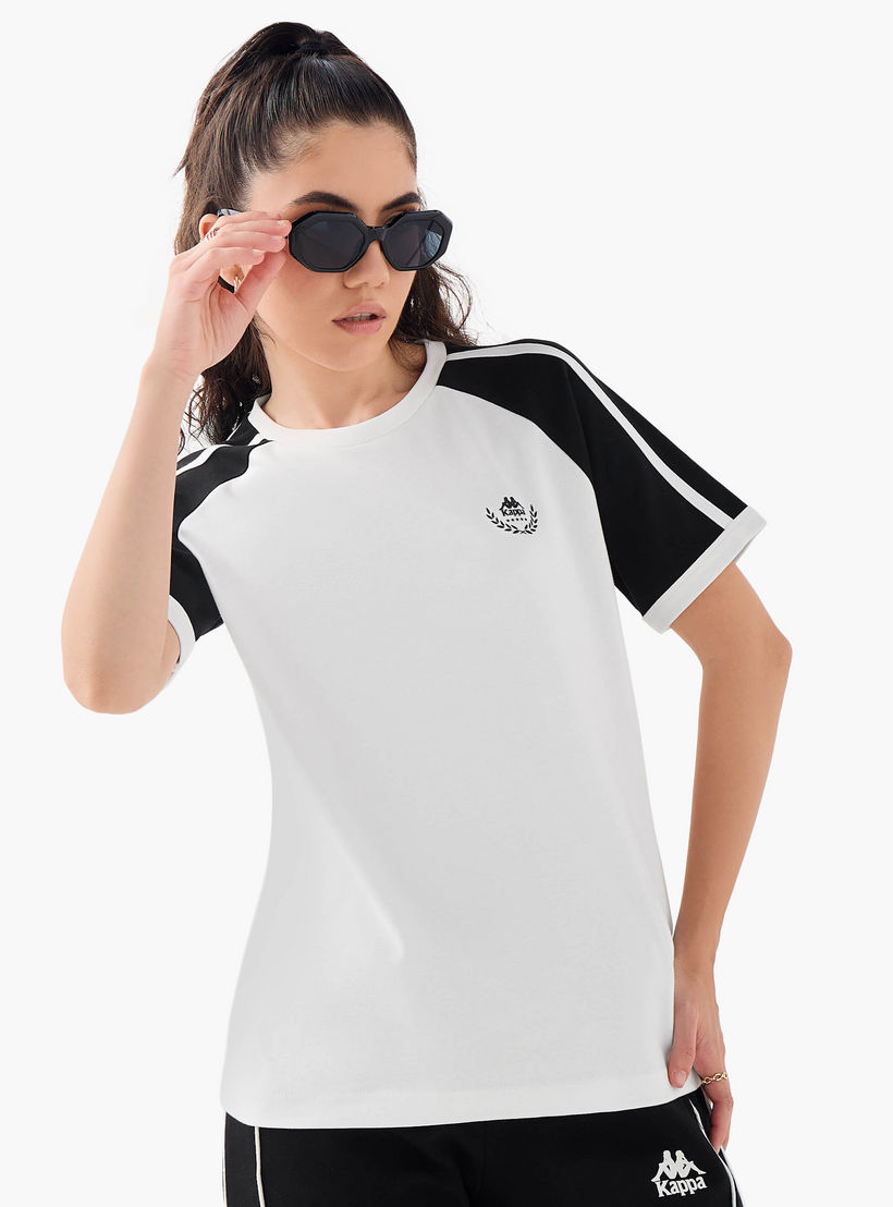 تيشيرت بأكمام مغايرة وطبعات شعار من كابا-women-clothing-tshirts-image-5