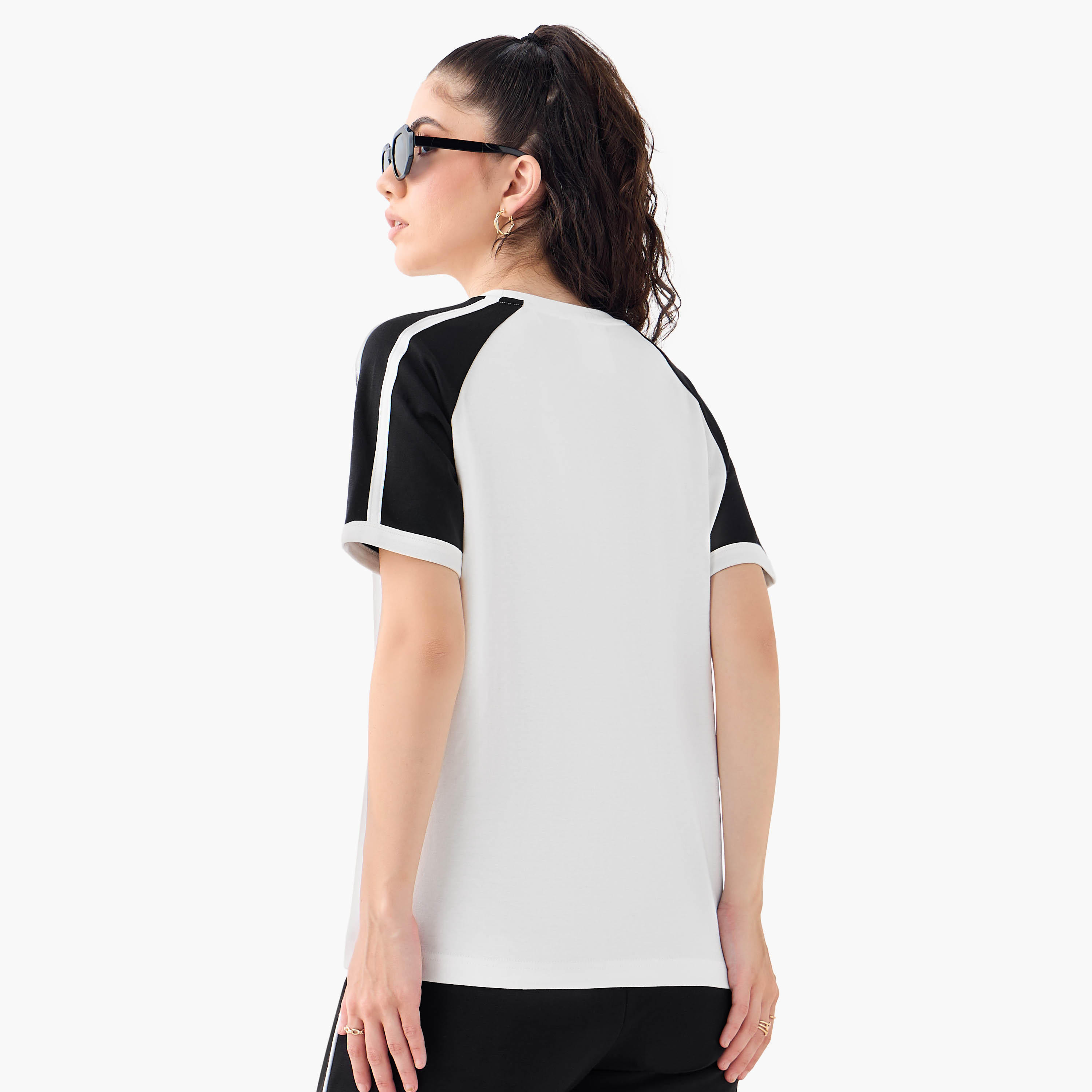 تيشيرت بأكمام مغايرة وطبعات شعار من كابا-women-clothing-tshirts-image-3