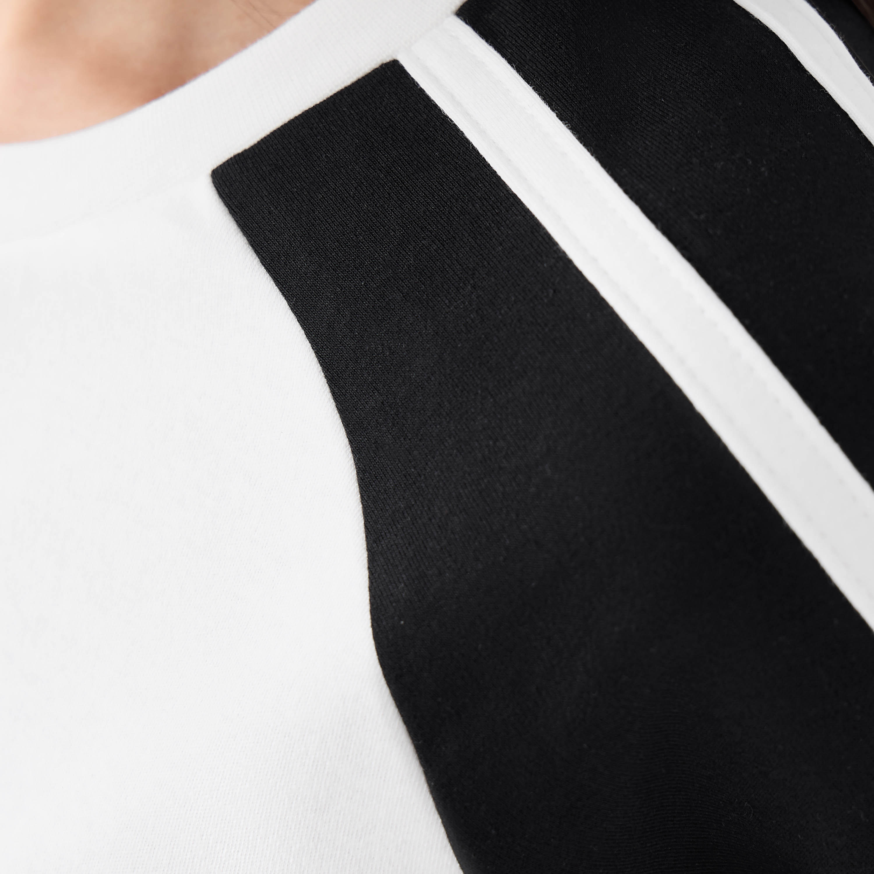 تيشيرت بأكمام مغايرة وطبعات شعار من كابا-women-clothing-tshirts-image-1