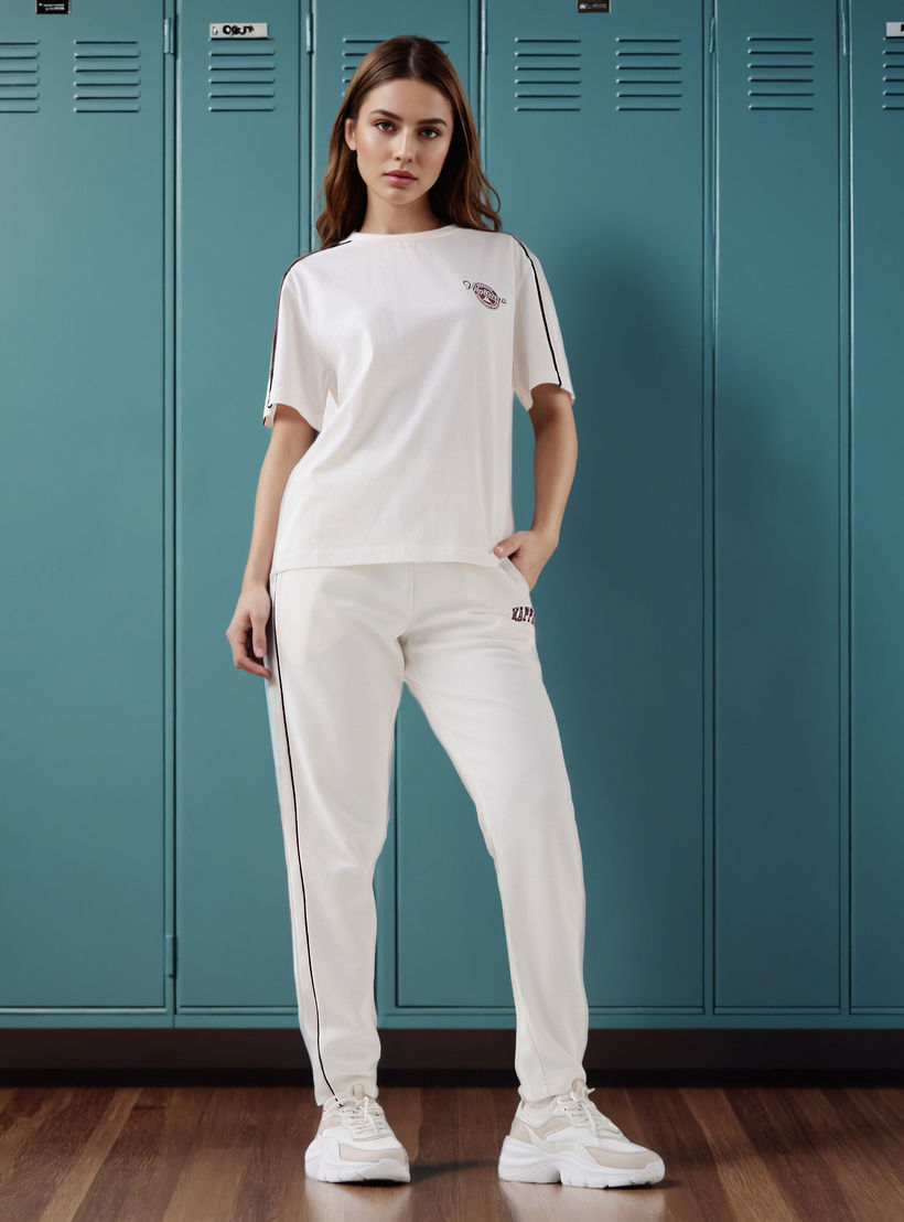تيشيرت بشعار مطرز وياقة ضيقة من كابا-women-clothing-tshirts-image-4