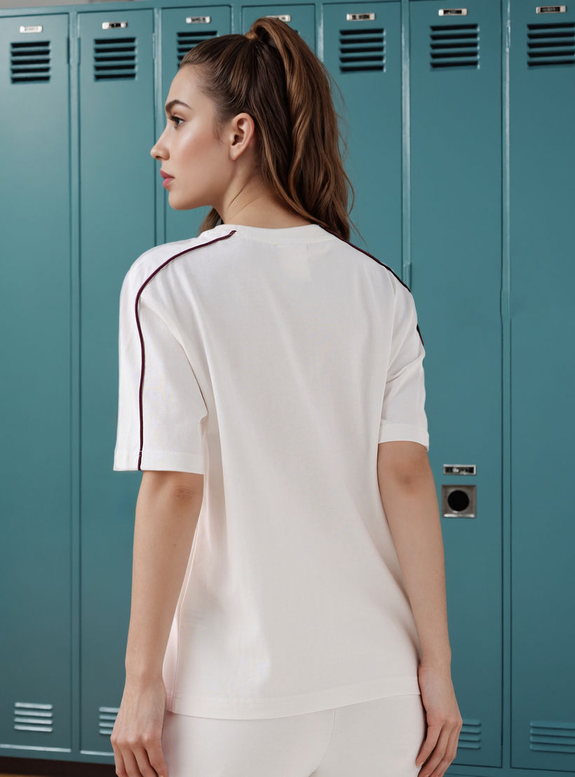 تيشيرت بشعار مطرز وياقة ضيقة من كابا-women-clothing-tshirts-image-3