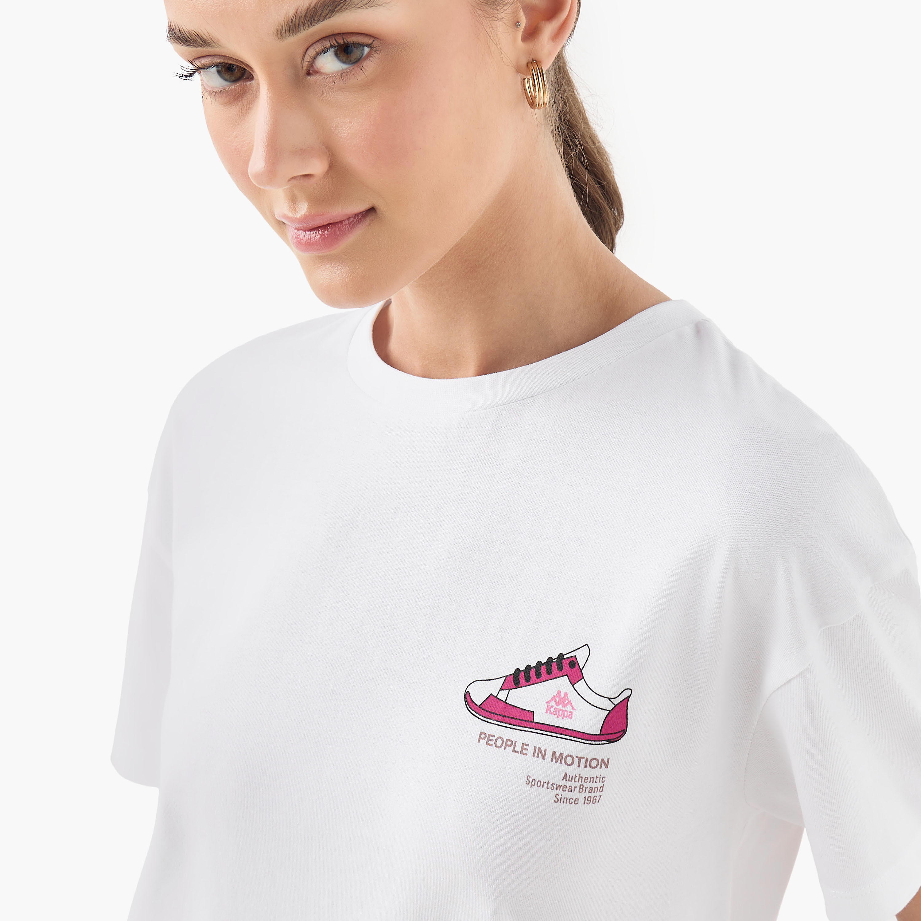 تيشيرت بتفاصيل شعار من كابا-women-clothing-tshirts-image-4