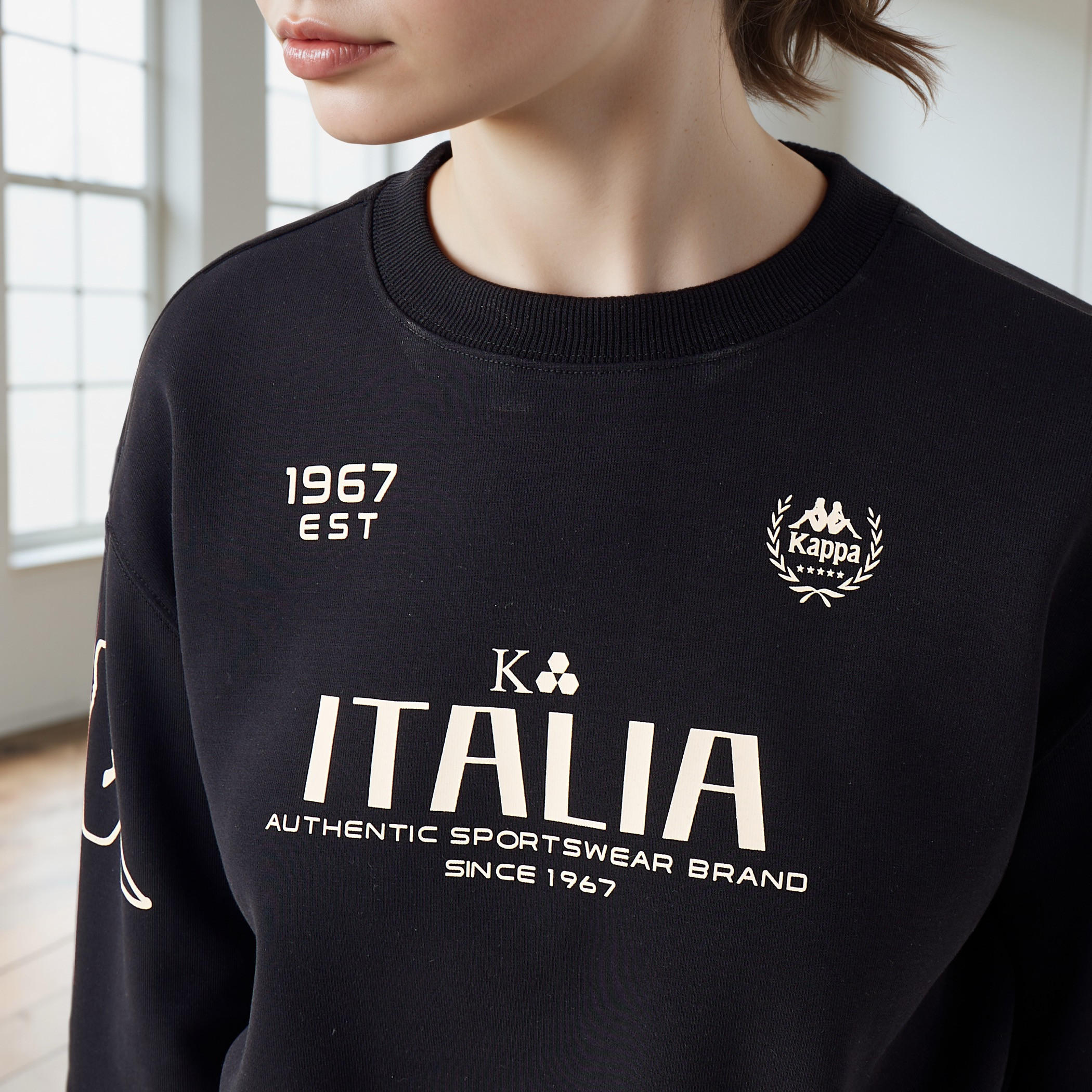 سويت شيرت قصير بطبعات شعار من كابا-women-clothing-sportswearandactivewear-hoodiesandsweatshirts-image-4