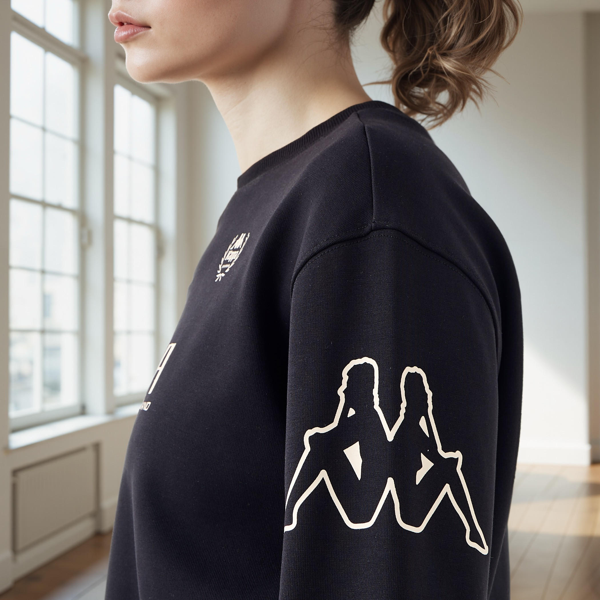 سويت شيرت قصير بطبعات شعار من كابا-women-clothing-sportswearandactivewear-hoodiesandsweatshirts-image-3