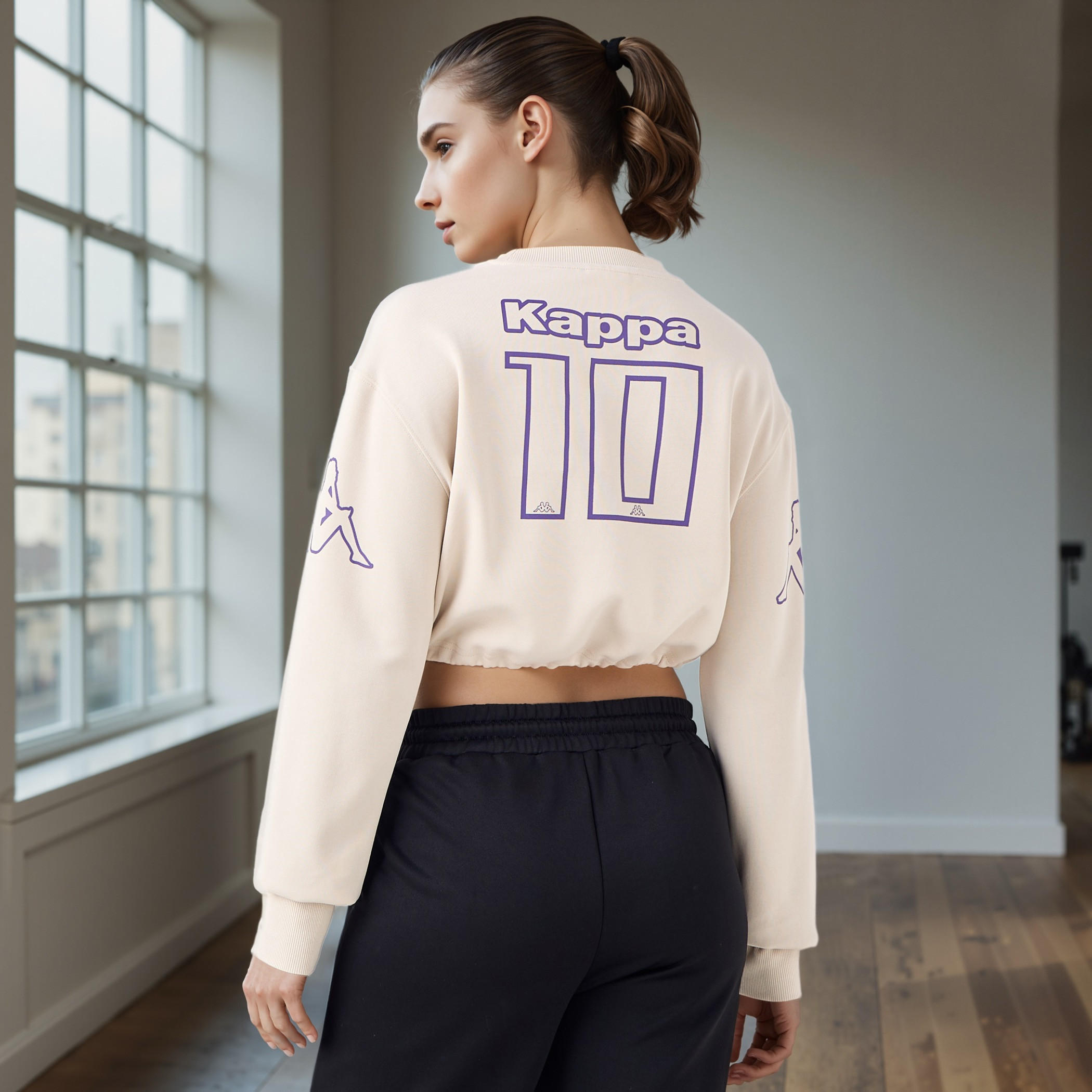سويت شيرت قصير بطبعات شعار من كابا-women-clothing-sportswearandactivewear-hoodiesandsweatshirts-image-5