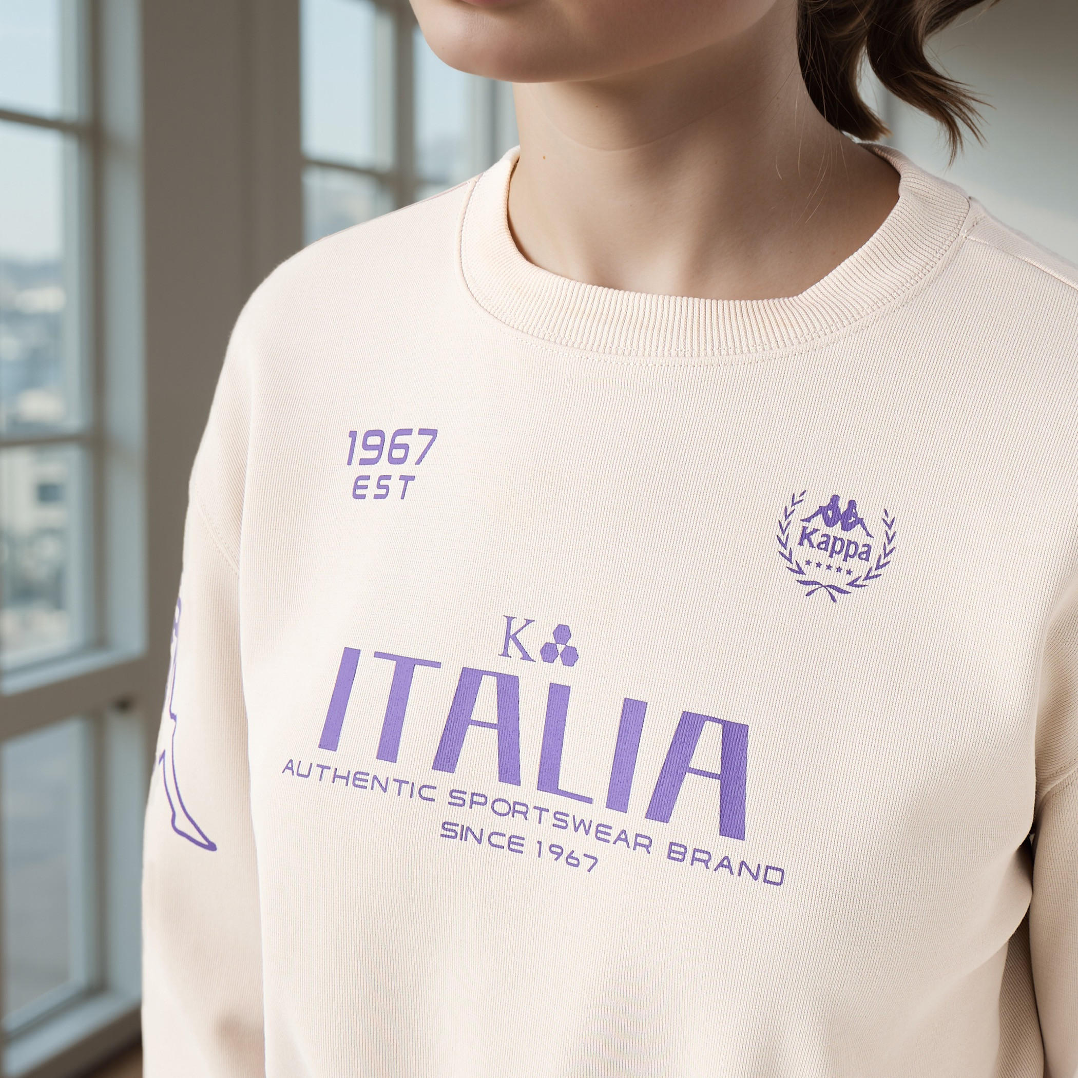 سويت شيرت قصير بطبعات شعار من كابا-women-clothing-sportswearandactivewear-hoodiesandsweatshirts-image-4