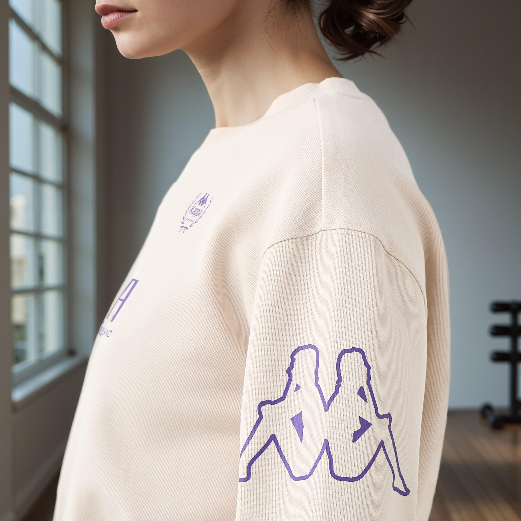 سويت شيرت قصير بطبعات شعار من كابا-women-clothing-sportswearandactivewear-hoodiesandsweatshirts-image-3