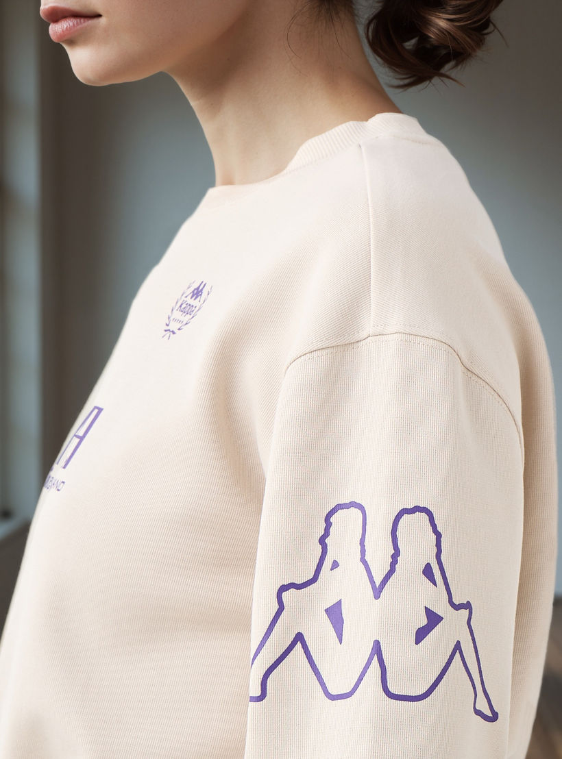 سويت شيرت قصير بطبعات شعار من كابا-women-clothing-sportswearandactivewear-hoodiesandsweatshirts-image-3