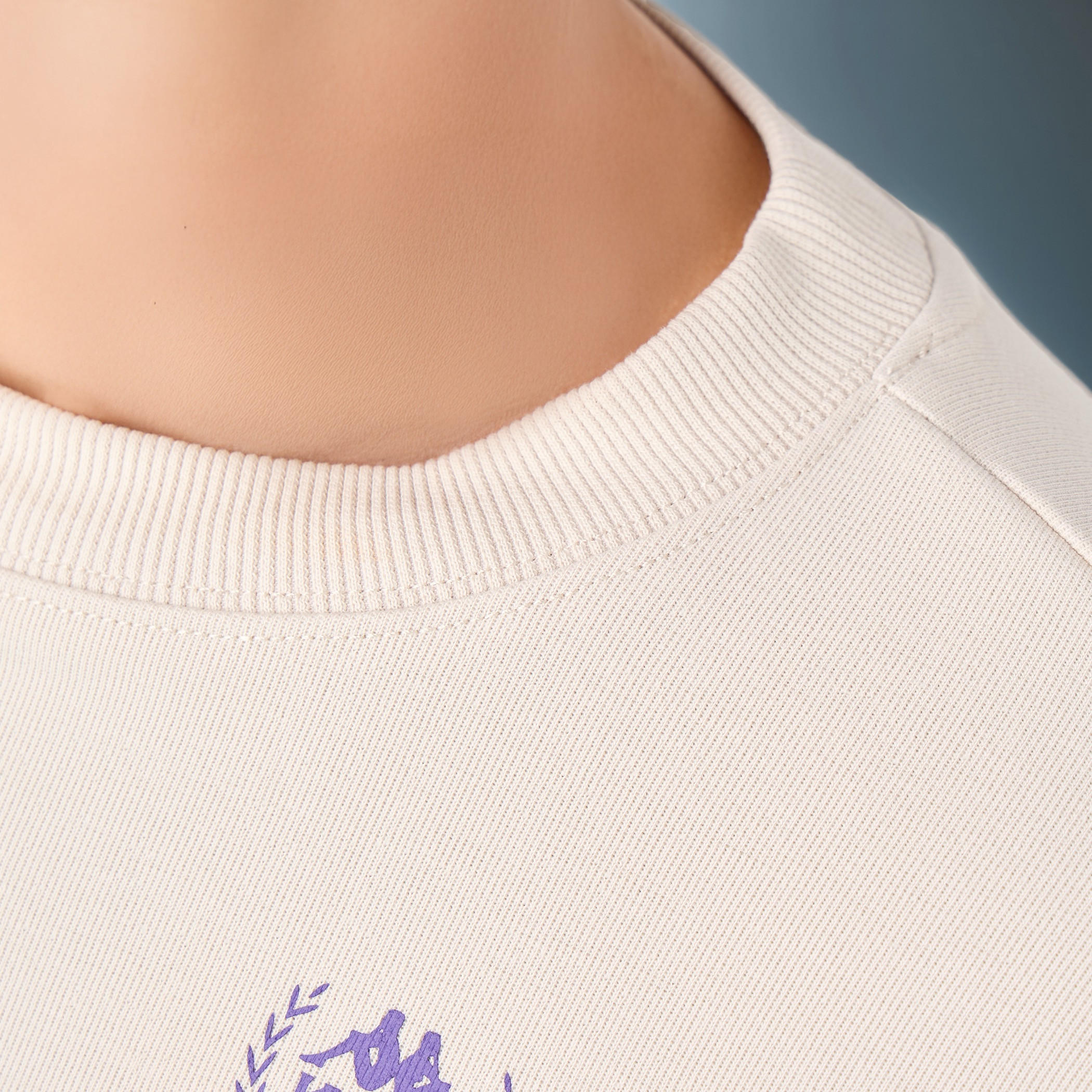 سويت شيرت قصير بطبعات شعار من كابا-women-clothing-sportswearandactivewear-hoodiesandsweatshirts-image-1
