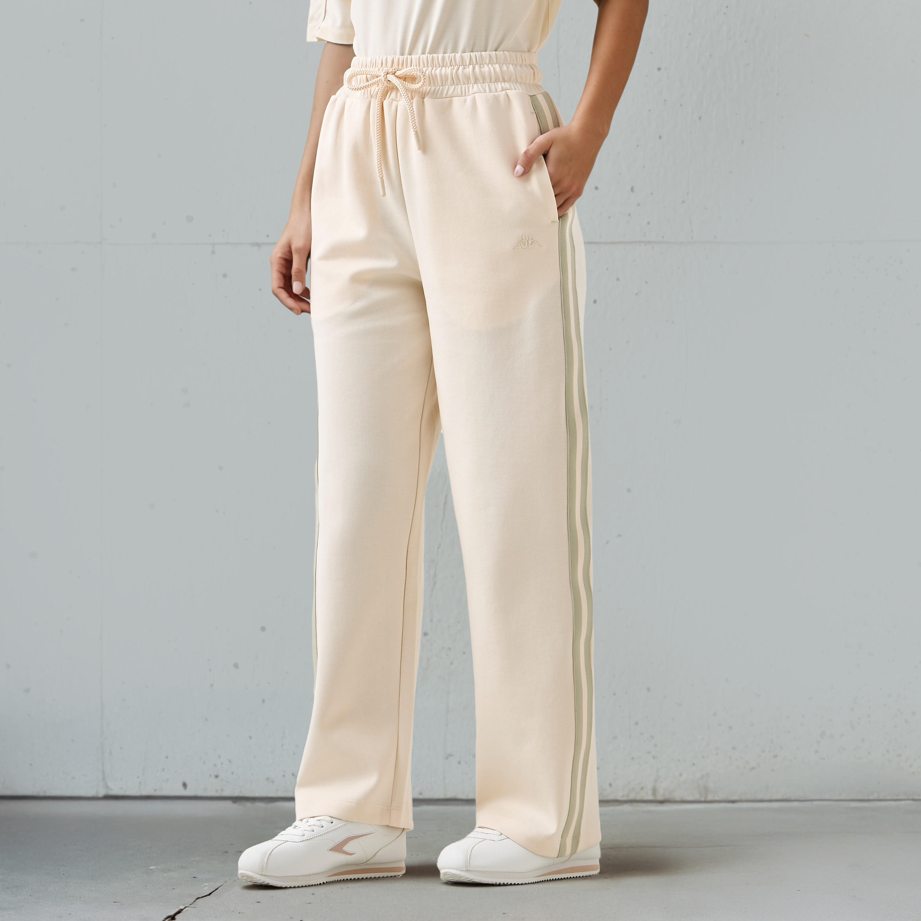بنطلون رياضي بتفاصيل شريط للنساء من كابا-women-clothing-bottoms-joggers-image-1
