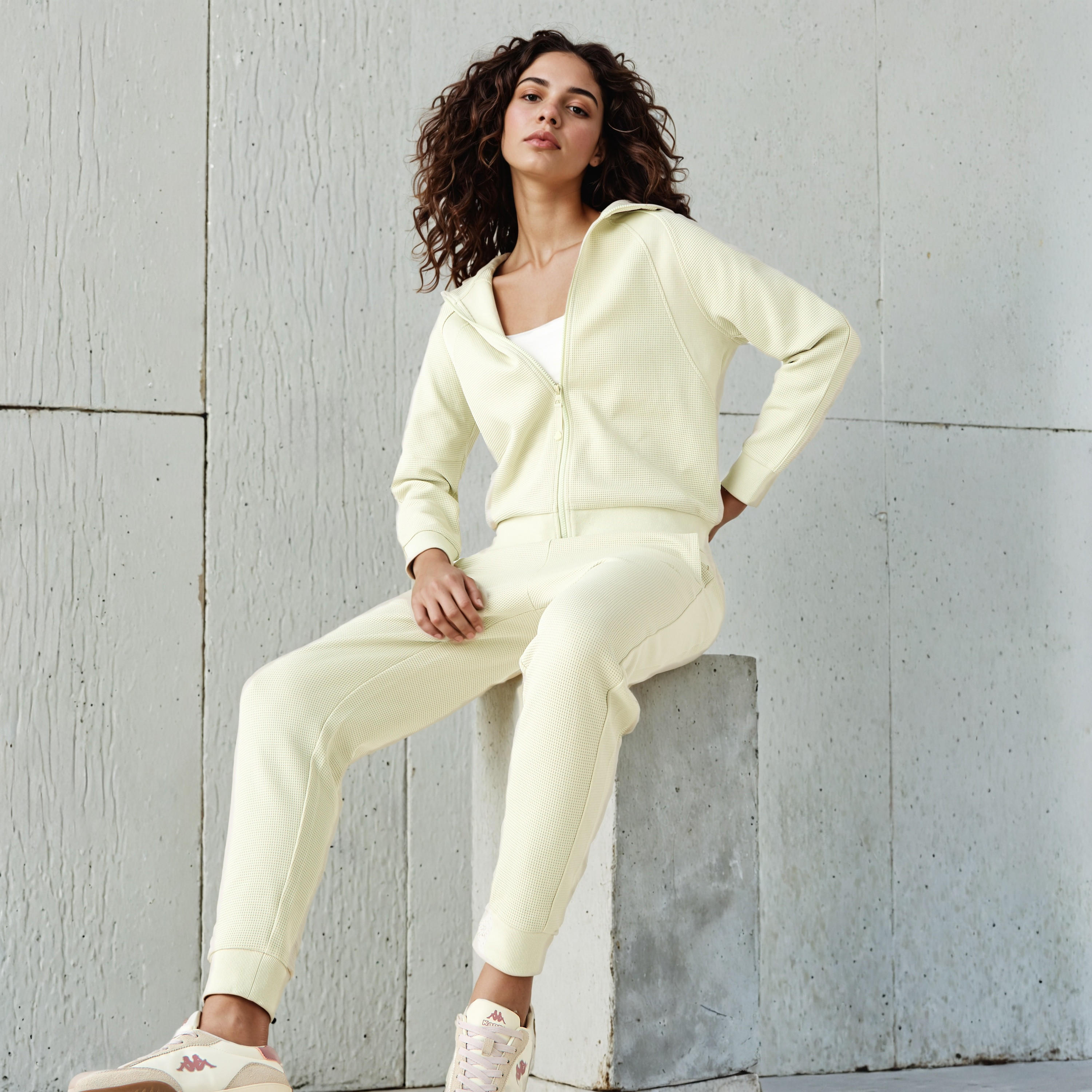 هودي وافل بارز الملمس للنساء من كابا-women-clothing-sportswearandactivewear-hoodiesandsweatshirts-image-2
