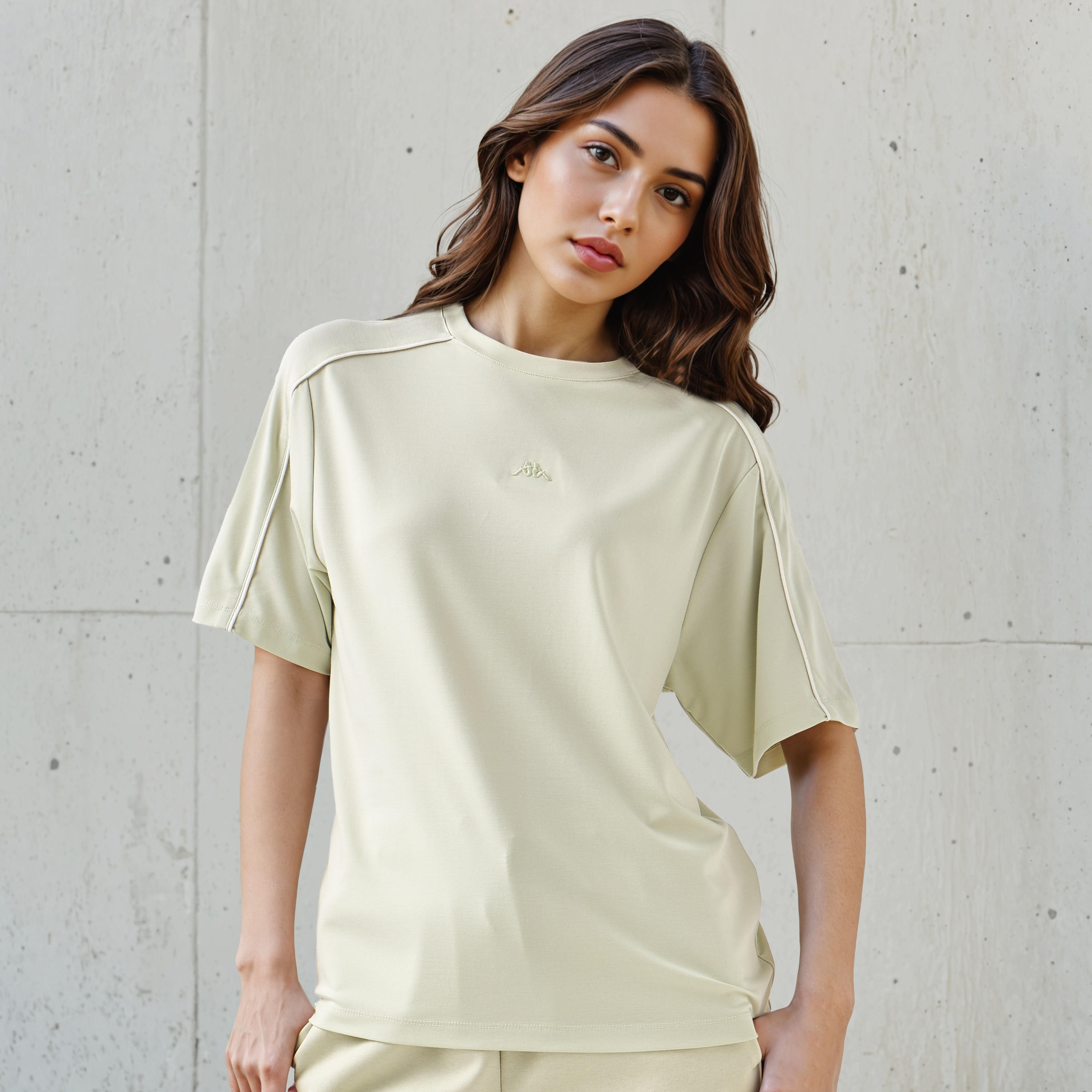 تيشيرت بقصة عادية تفاصيل خطوط بلون كريمي من كابا-women-clothing-tshirts-image-1