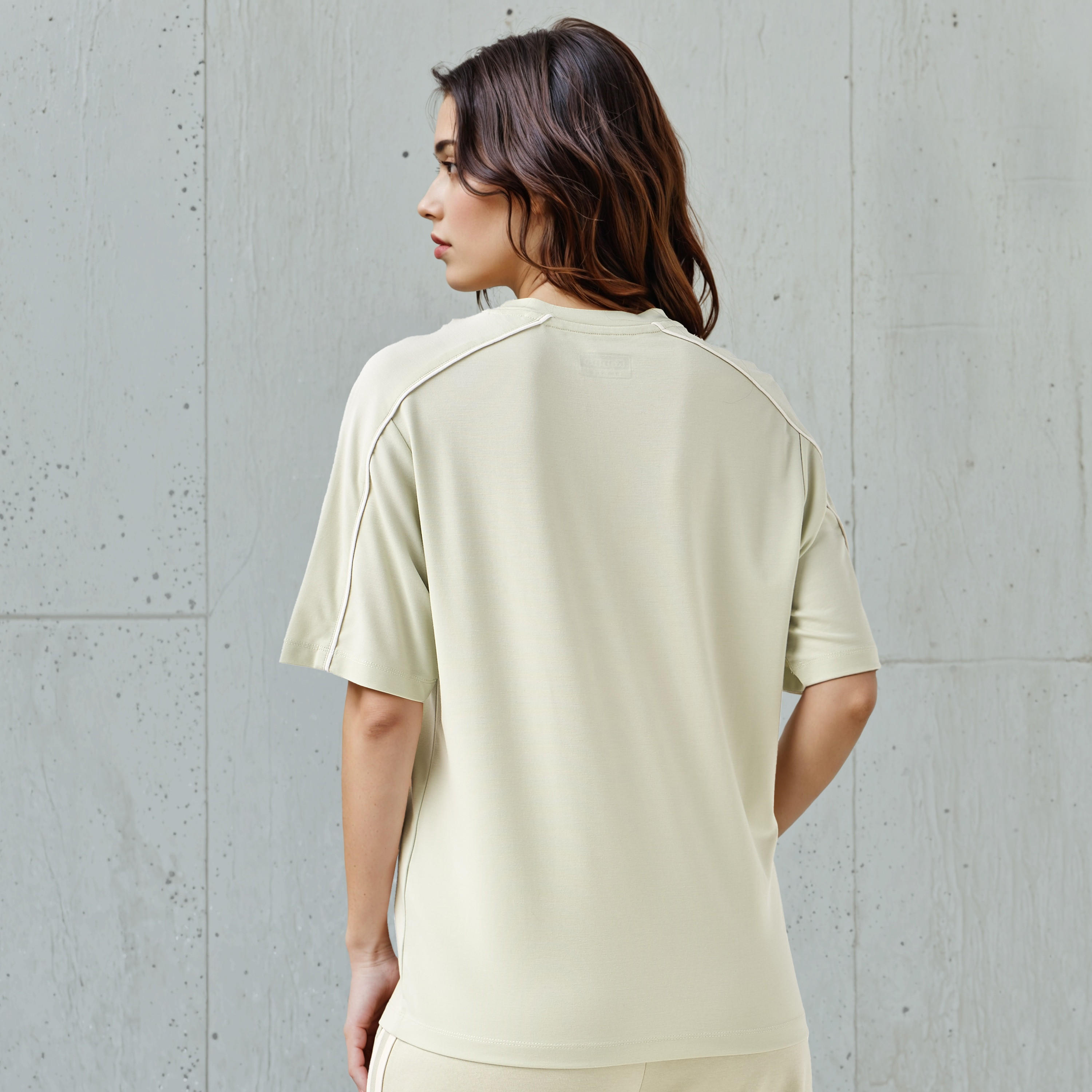 تيشيرت بقصة عادية تفاصيل خطوط بلون كريمي من كابا-women-clothing-tshirts-image-3