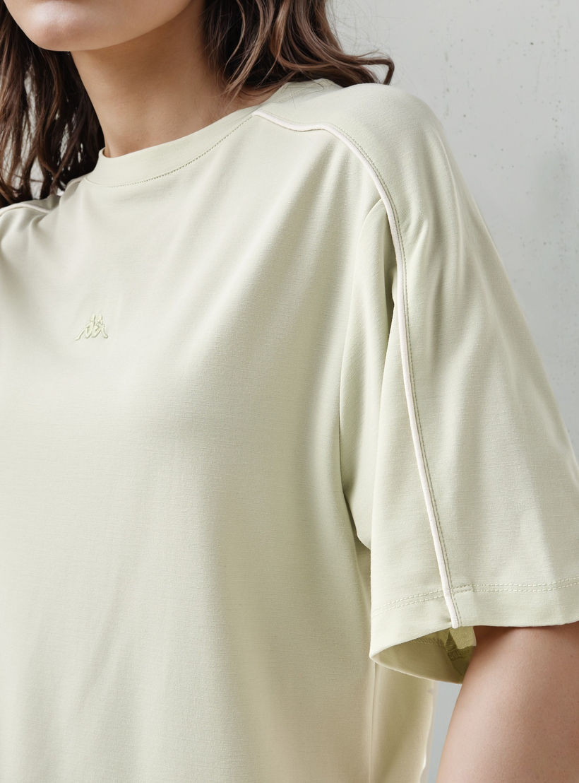 تيشيرت بقصة عادية تفاصيل خطوط بلون كريمي من كابا-women-clothing-tshirts-image-5