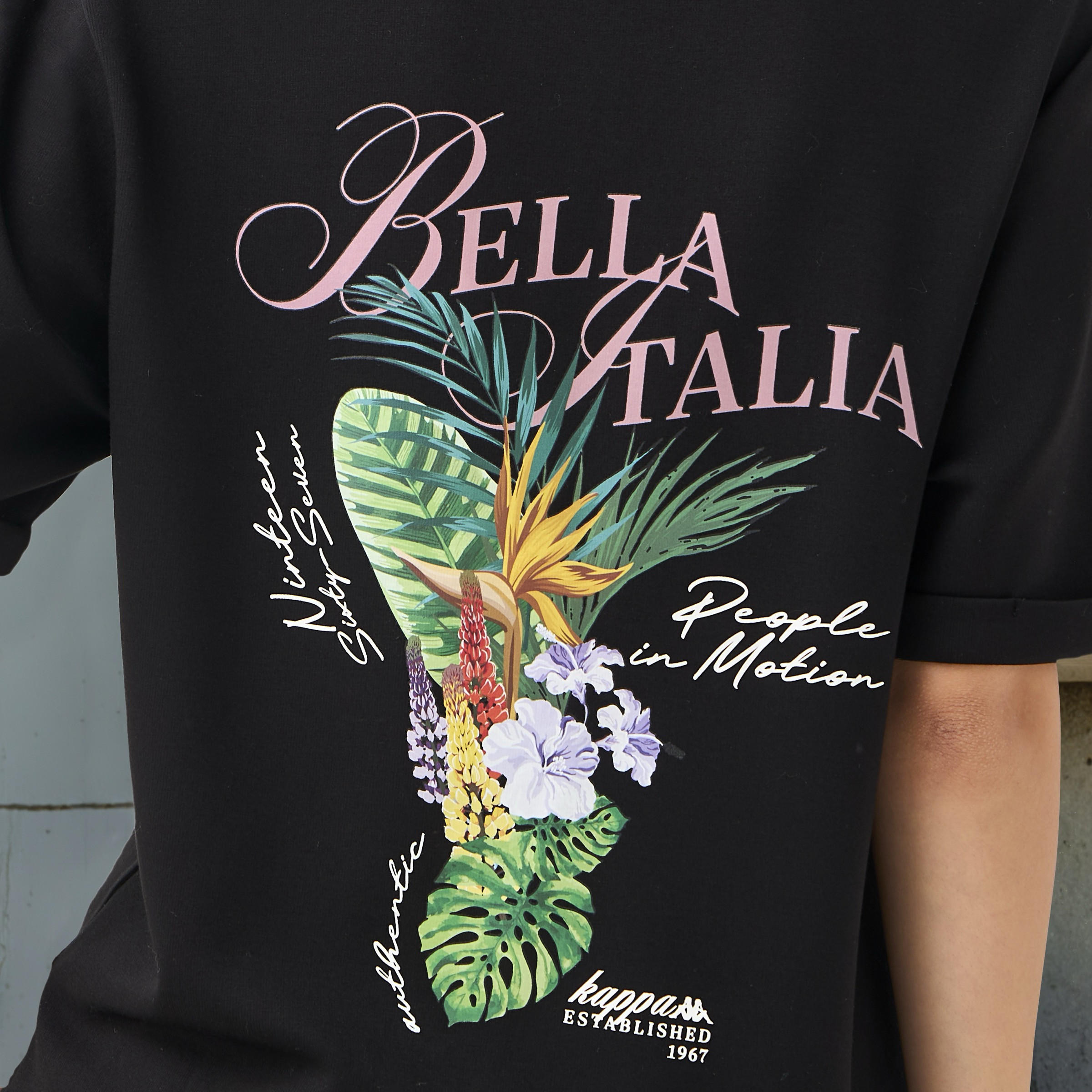 تيشيرت قطن بقصة مريحة وطبعات استوائية من كابا-women-clothing-tshirts-image-5