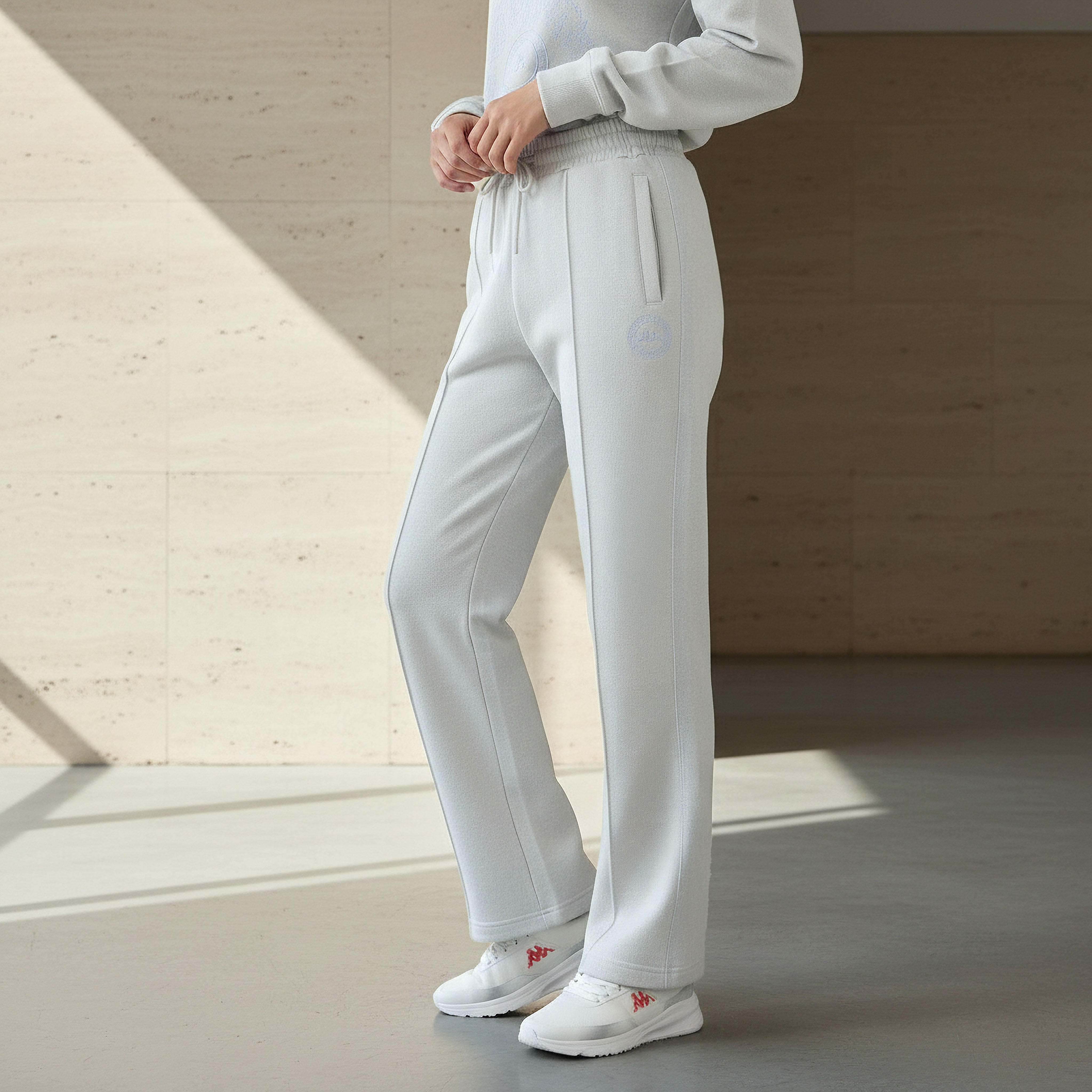 بنطلون رياضي بقصة مريحة وتطريز شعار من كابا-women-clothing-bottoms-joggers-image-1