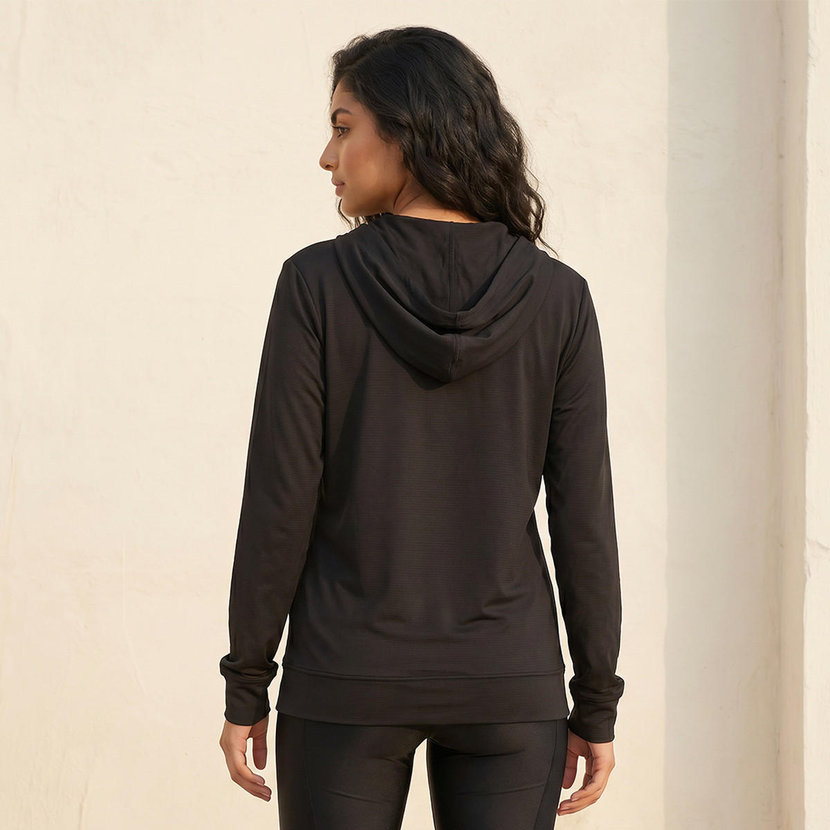 جاكيت بقصة مريحة وطبعات شعار من كابا-sports-women-clothing-coatsandjackets-jackets-image-4
