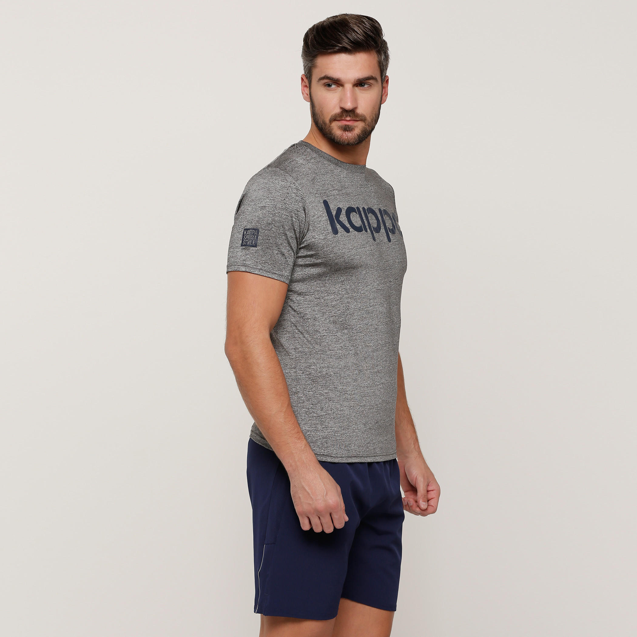 تيشيرت بياقة مستديرة وأكمام قصيرة وطبعات من كابا-men-clothing-sportswearandactivewear-tshirtsandpolos-image-3
