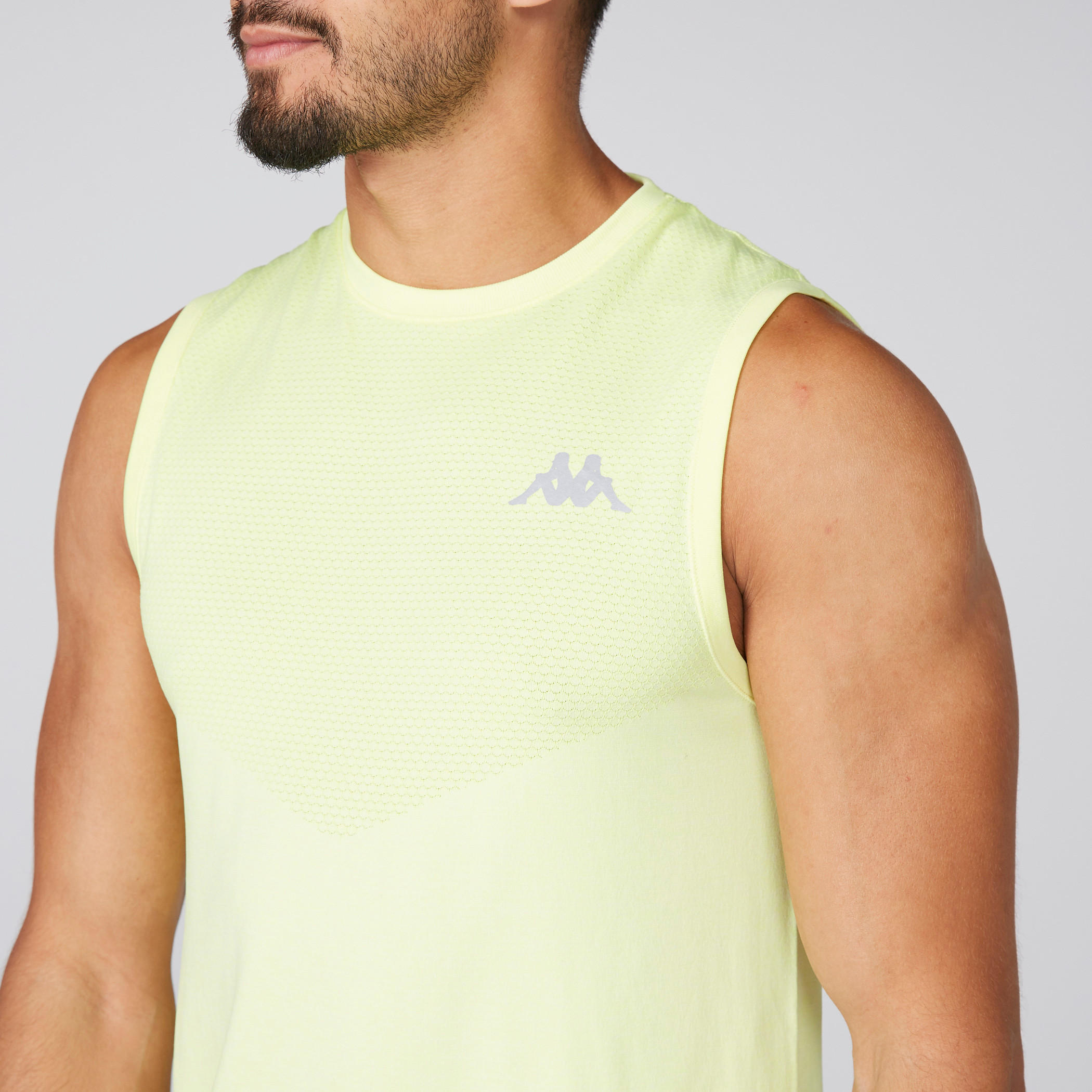 تيشيرت بارز الملمس دون أكمام بياقة ضيّقة من كابا-men-clothing-sportswearandactivewear-tshirtsandpolos-image-2
