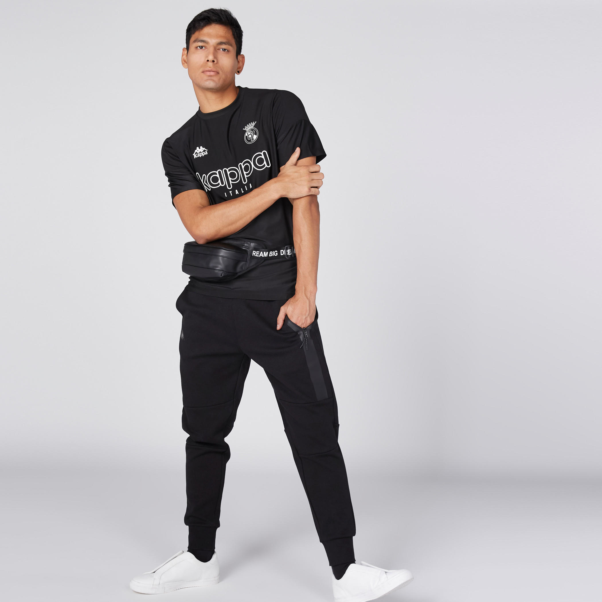 تيشيرت بياقة مستديرة وأكمام قصيرة وطبعات من كابا-men-clothing-sportswearandactivewear-tshirtsandpolos-image-1