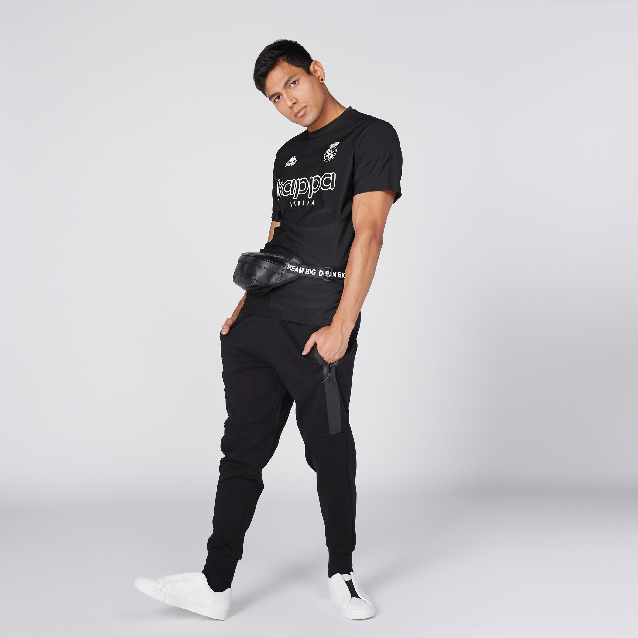 تيشيرت بياقة مستديرة وأكمام قصيرة وطبعات من كابا-men-clothing-sportswearandactivewear-tshirtsandpolos-image-2