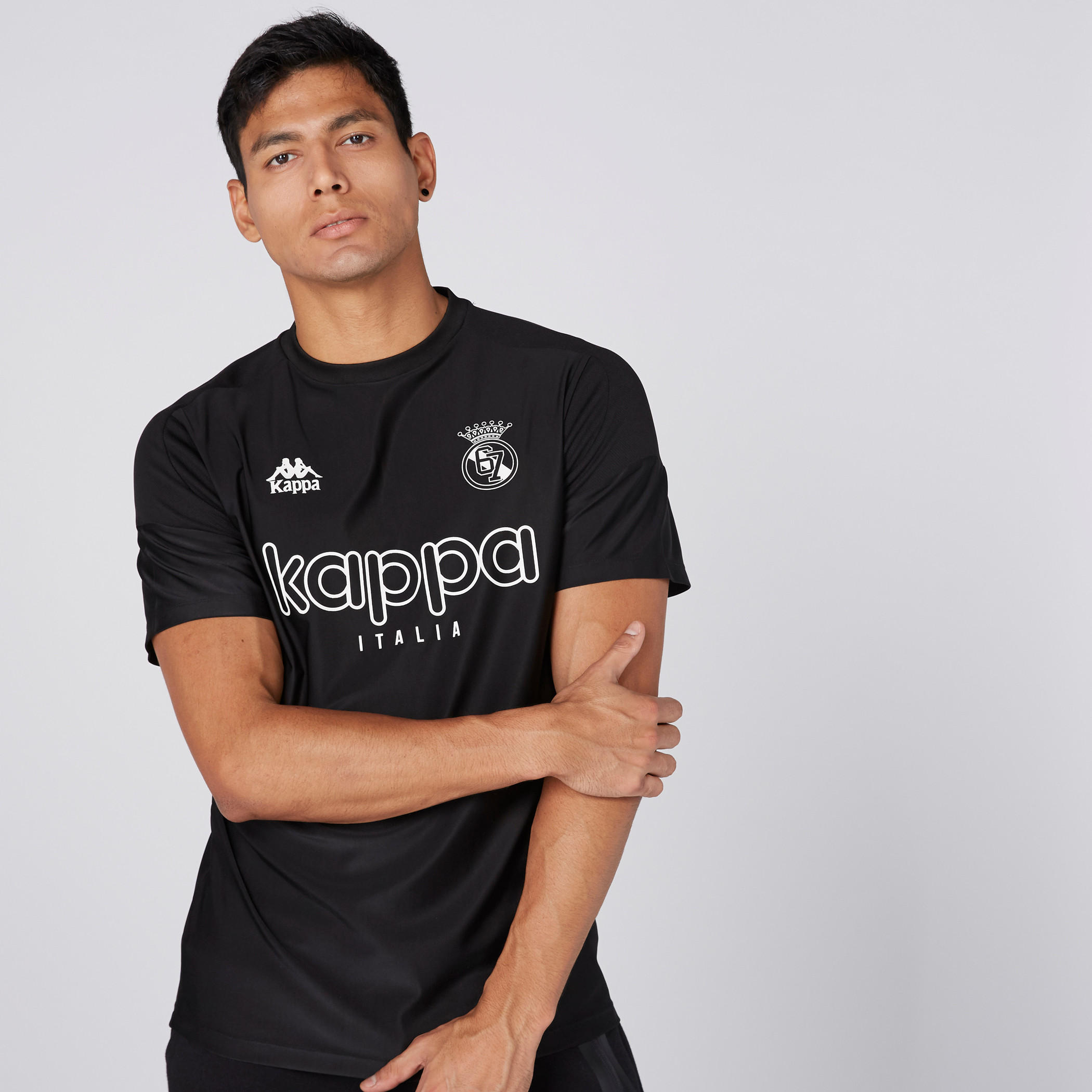 تيشيرت بياقة مستديرة وأكمام قصيرة وطبعات من كابا-men-clothing-sportswearandactivewear-tshirtsandpolos-image-3