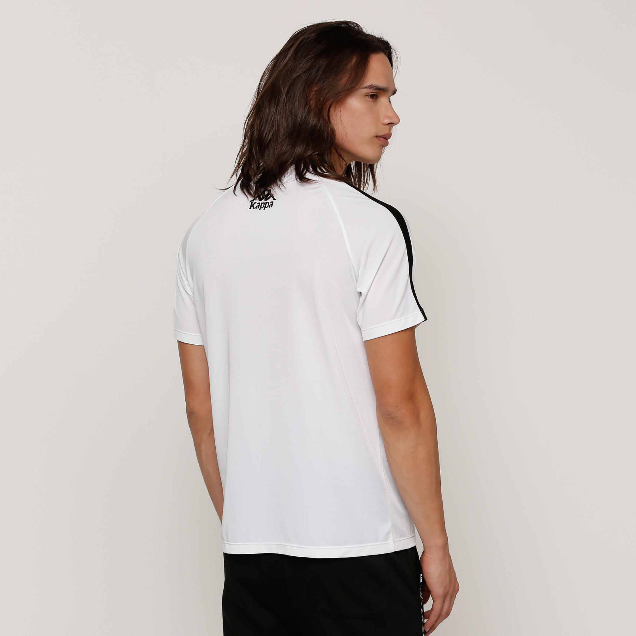 تيشيرت بأكمام قصيرة وياقة ضيقة وطبعات من كابا-men-clothing-sportswearandactivewear-tshirtsandpolos-image-2