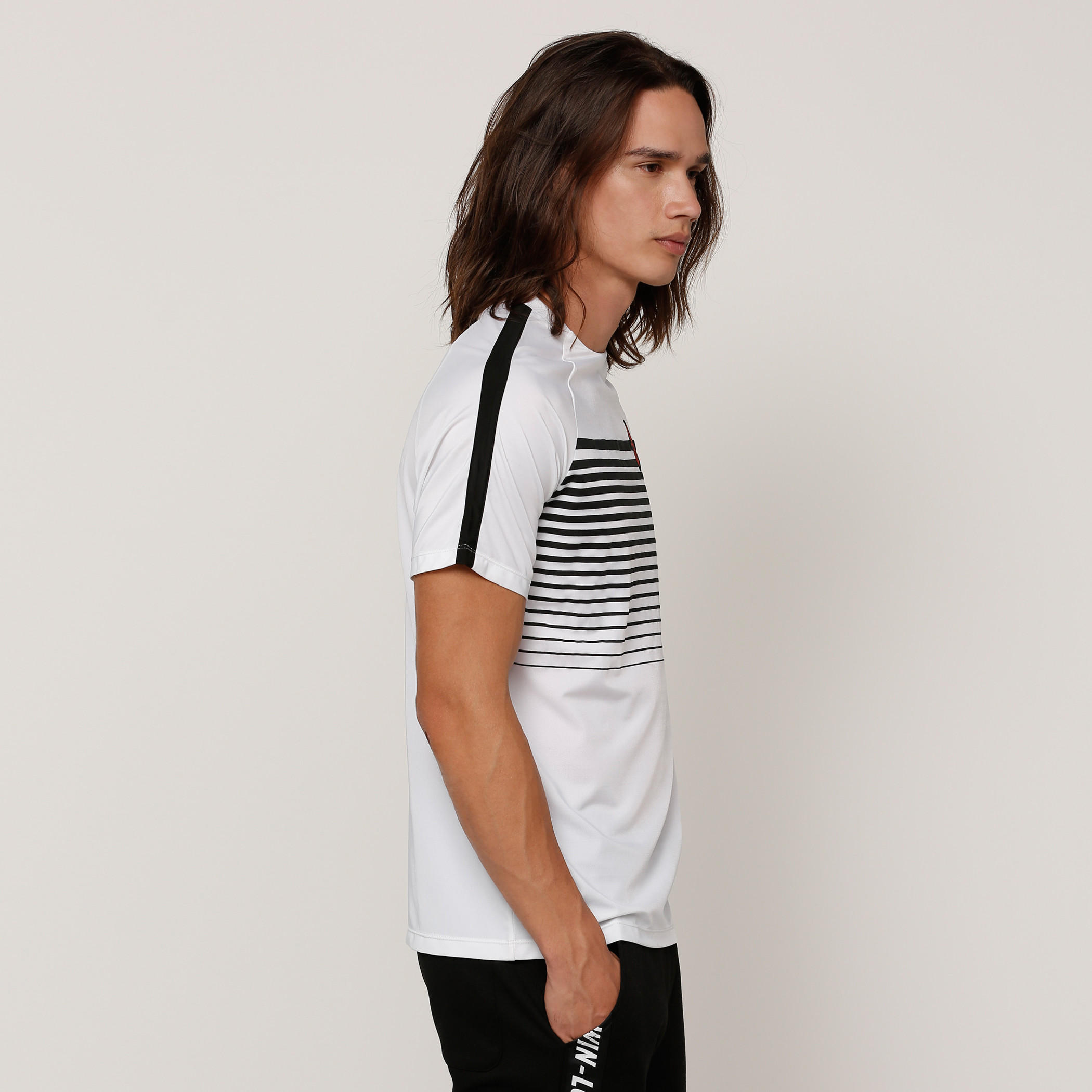 تيشيرت بأكمام قصيرة وياقة ضيقة وطبعات من كابا-men-clothing-sportswearandactivewear-tshirtsandpolos-image-3