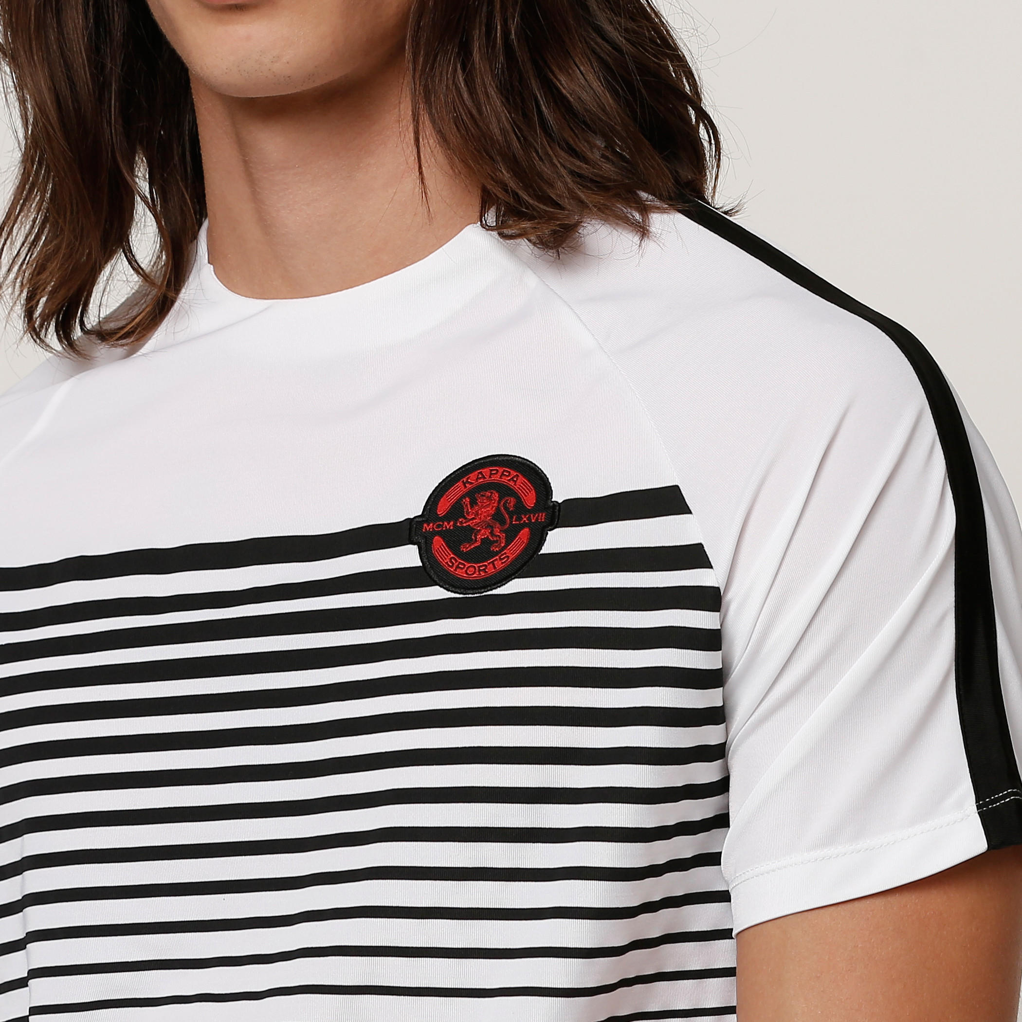 تيشيرت بأكمام قصيرة وياقة ضيقة وطبعات من كابا-men-clothing-sportswearandactivewear-tshirtsandpolos-image-4