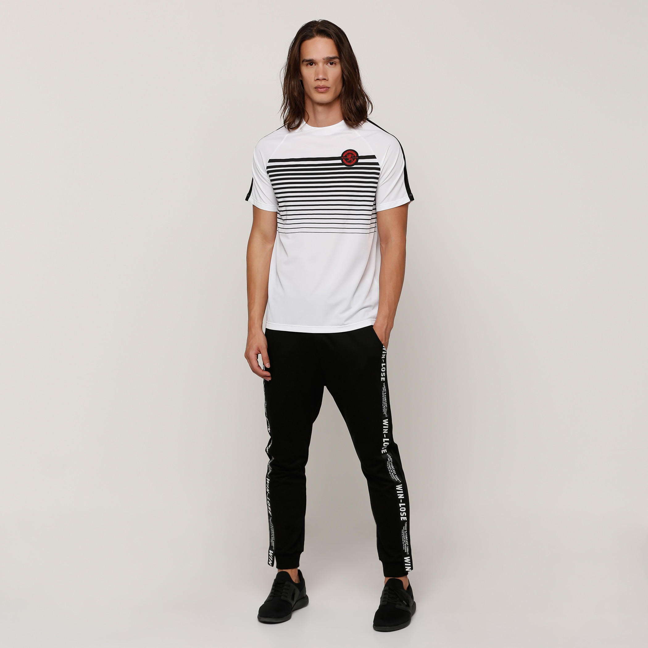 تيشيرت بأكمام قصيرة وياقة ضيقة وطبعات من كابا-men-clothing-sportswearandactivewear-tshirtsandpolos-image-5
