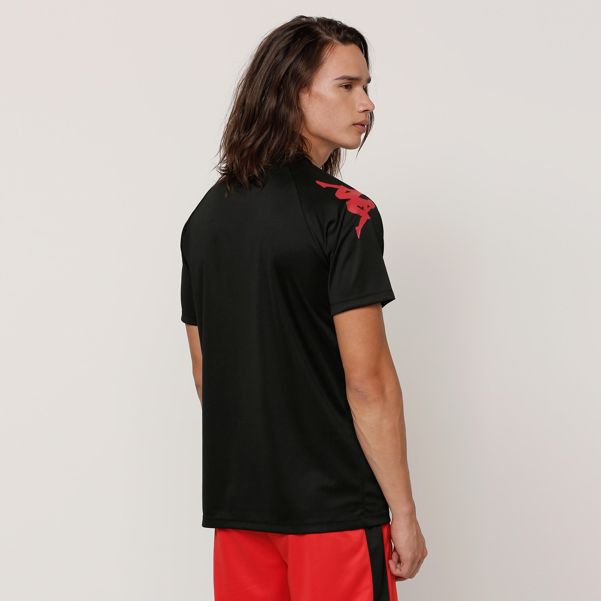 تيشيرت بياقة ضيقة وأكمام قصيرة وطبعات من كابا-men-clothing-sportswearandactivewear-tshirtsandpolos-image-2