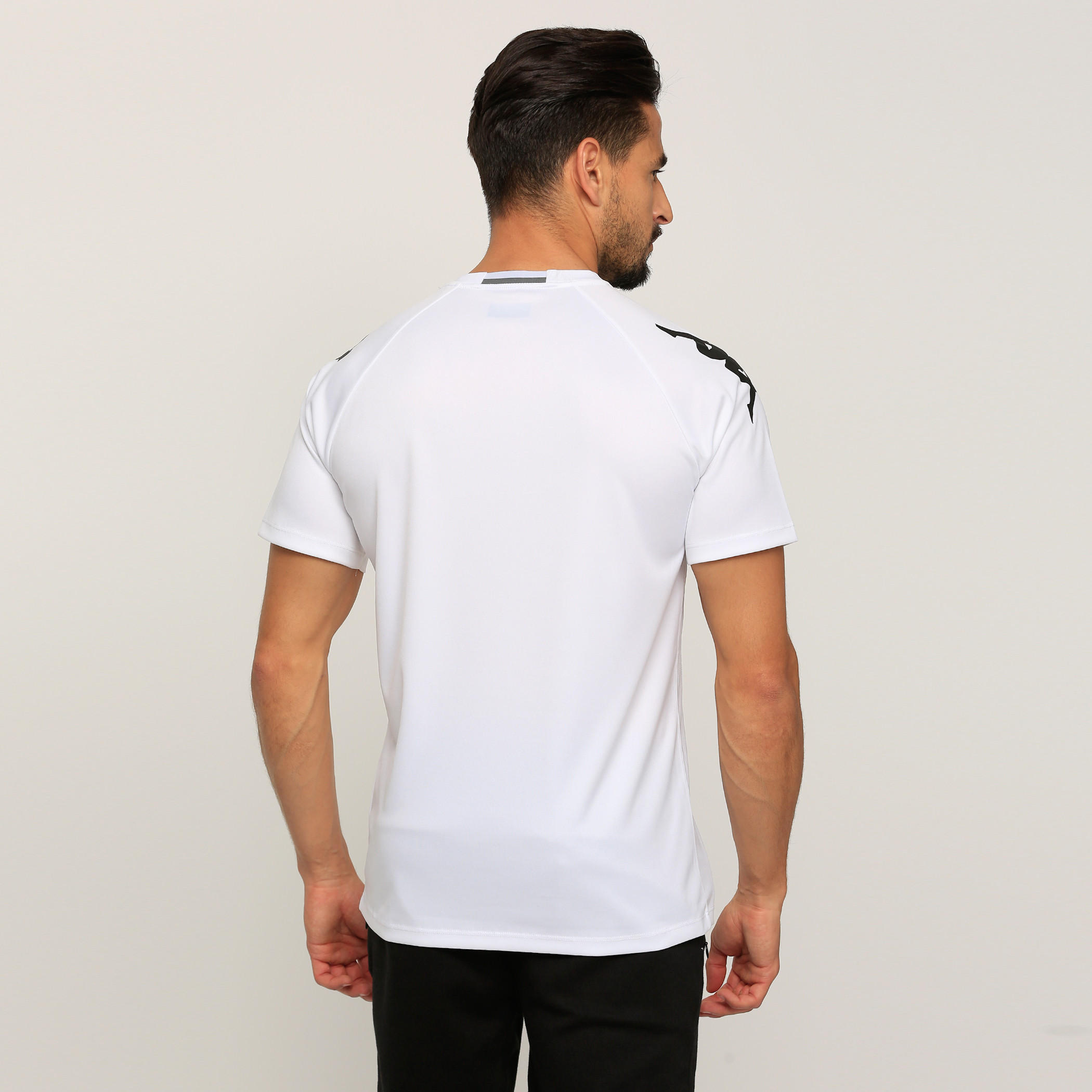 تيشيرت بياقة ضيقة وأكمام قصيرة وطبعات من كابا-men-clothing-sportswearandactivewear-tshirtsandpolos-image-2