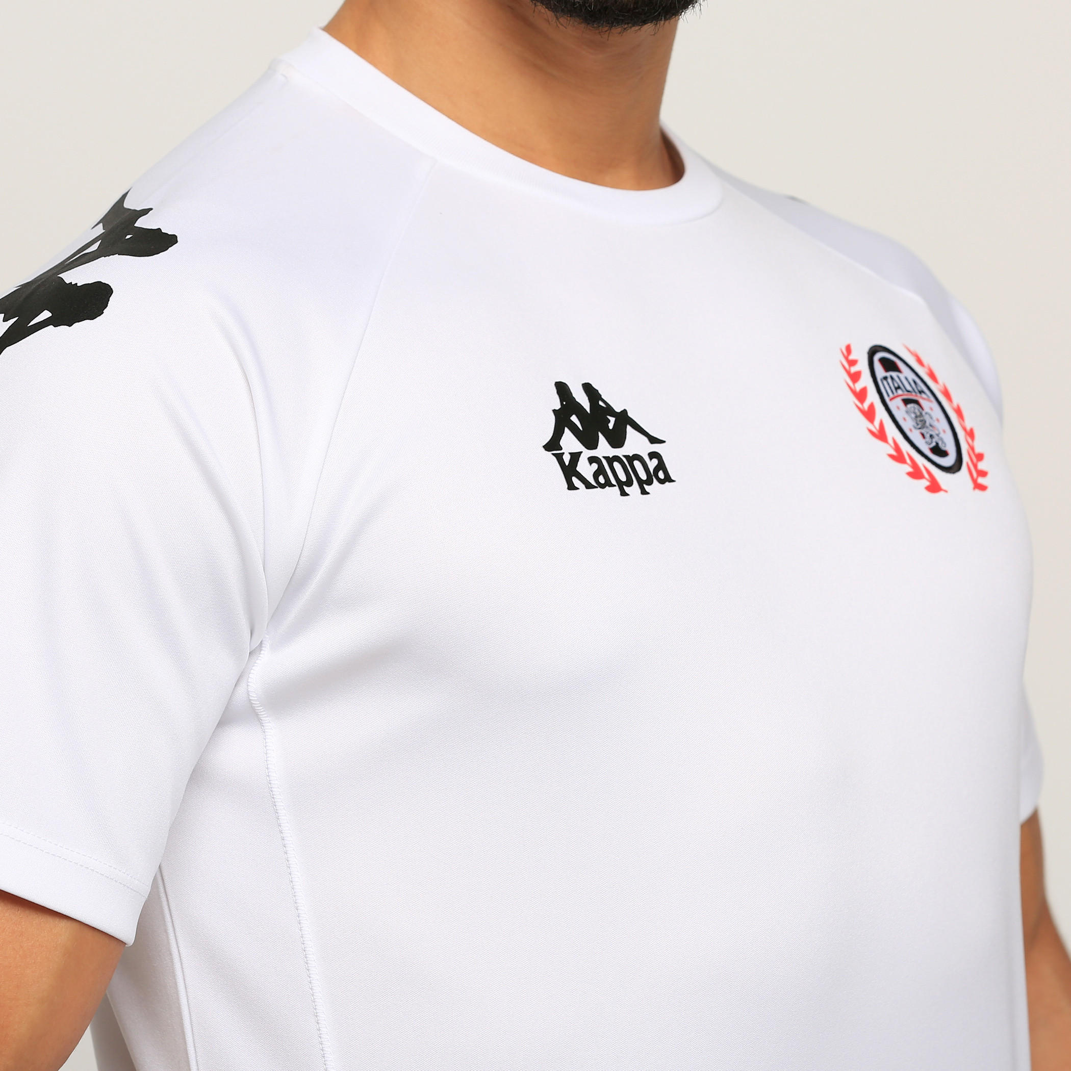 تيشيرت بياقة ضيقة وأكمام قصيرة وطبعات من كابا-men-clothing-sportswearandactivewear-tshirtsandpolos-image-4