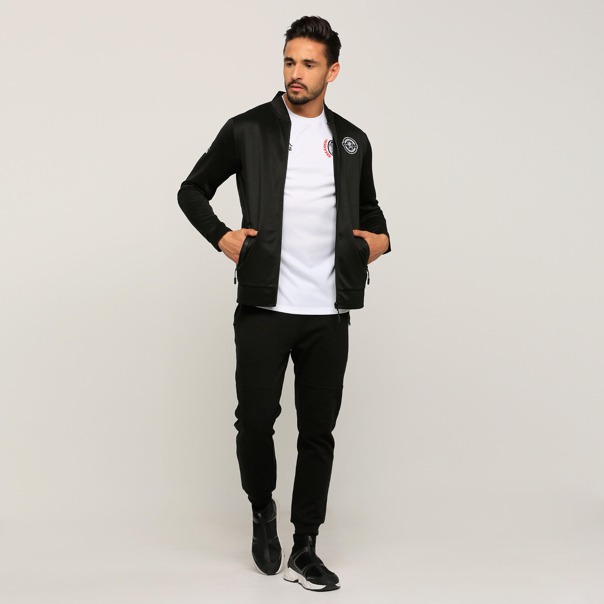 تيشيرت بياقة ضيقة وأكمام قصيرة وطبعات من كابا-men-clothing-sportswearandactivewear-tshirtsandpolos-image-5