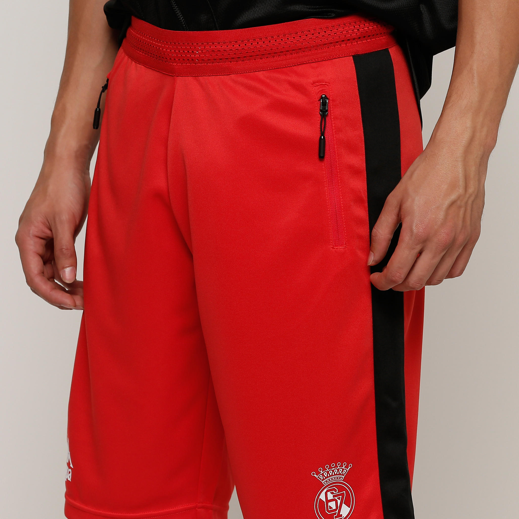 شورت بخصر مطّاطي وطبعات من كابا-men-clothing-sportswearandactivewear-bottoms-image-2