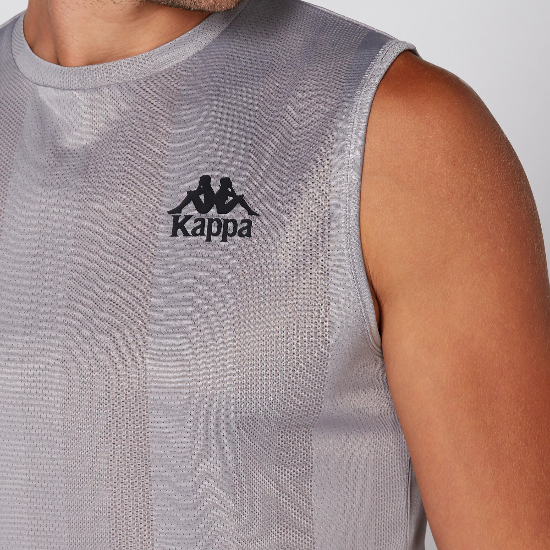 تيشيرت دون أكمام بياقة مستديرة وتفاصيل شبكية من كابا-men-clothing-sportswearandactivewear-tshirtsandpolos-image-3