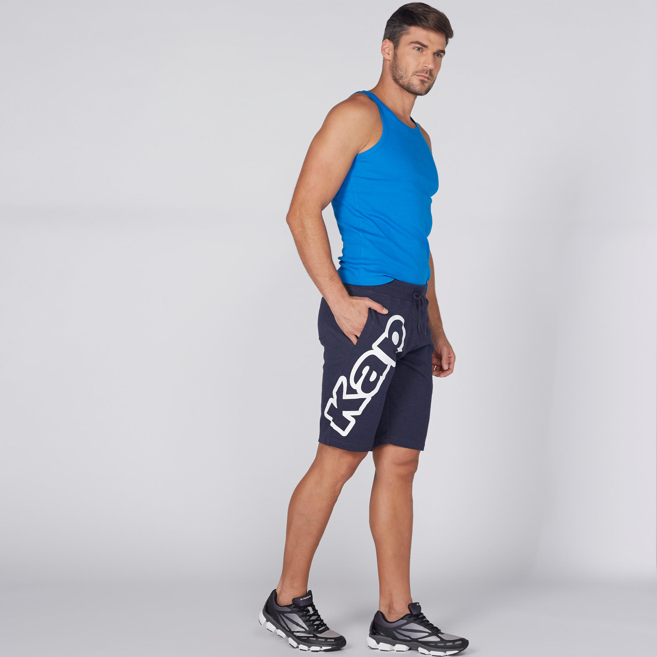 شورت بخصر مطّاطي ورباط وطبعات من كابا-men-clothing-sportswearandactivewear-bottoms-image-1
