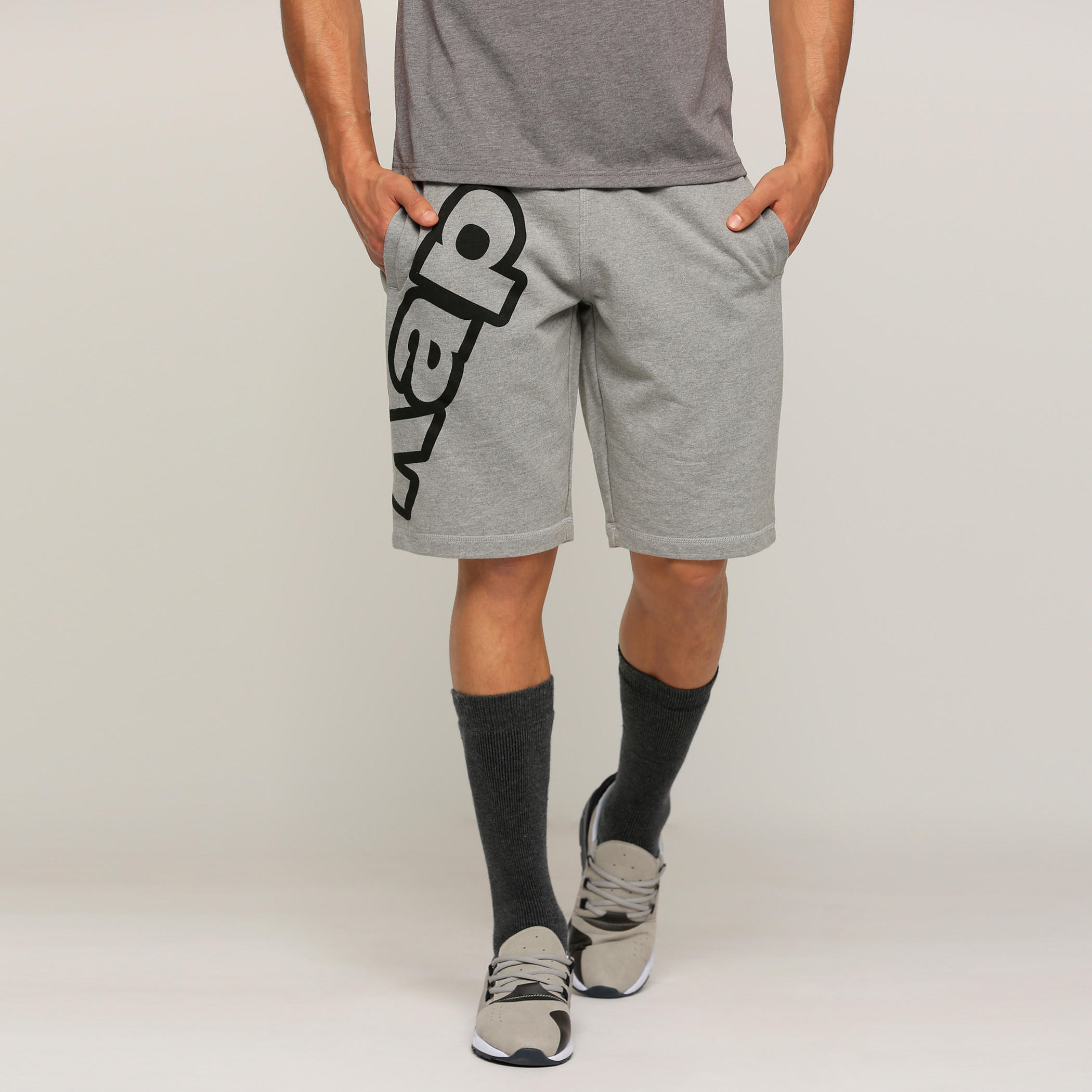شورت بجيوب وطبعات من كابا-men-clothing-sportswearandactivewear-bottoms-image-1