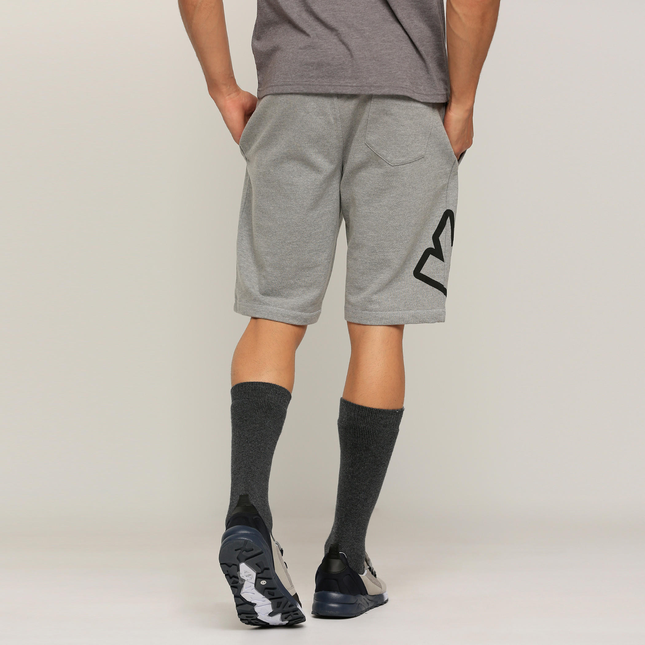 شورت بجيوب وطبعات من كابا-men-clothing-sportswearandactivewear-bottoms-image-2
