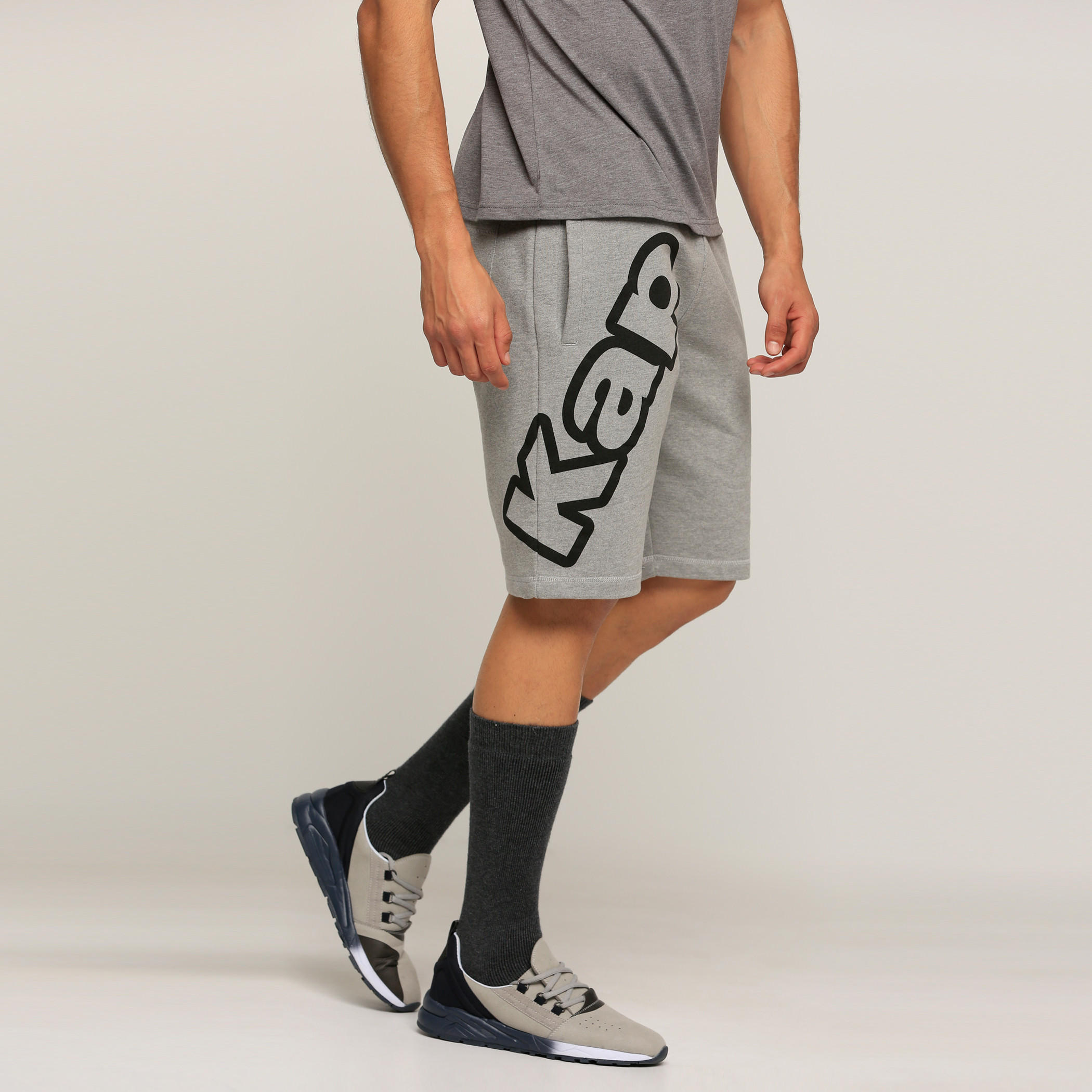 شورت بجيوب وطبعات من كابا-men-clothing-sportswearandactivewear-bottoms-image-3