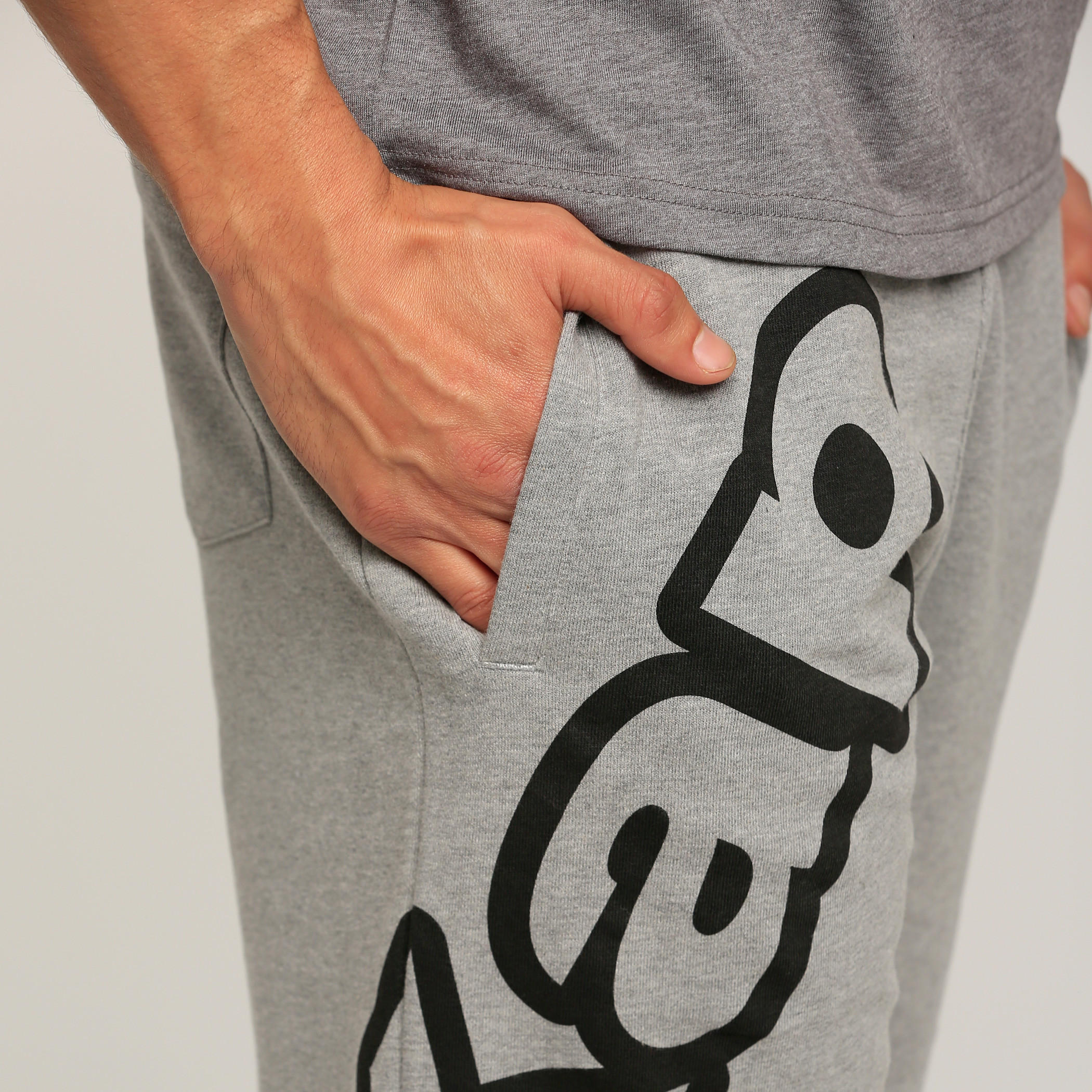 شورت بجيوب وطبعات من كابا-men-clothing-sportswearandactivewear-bottoms-image-4