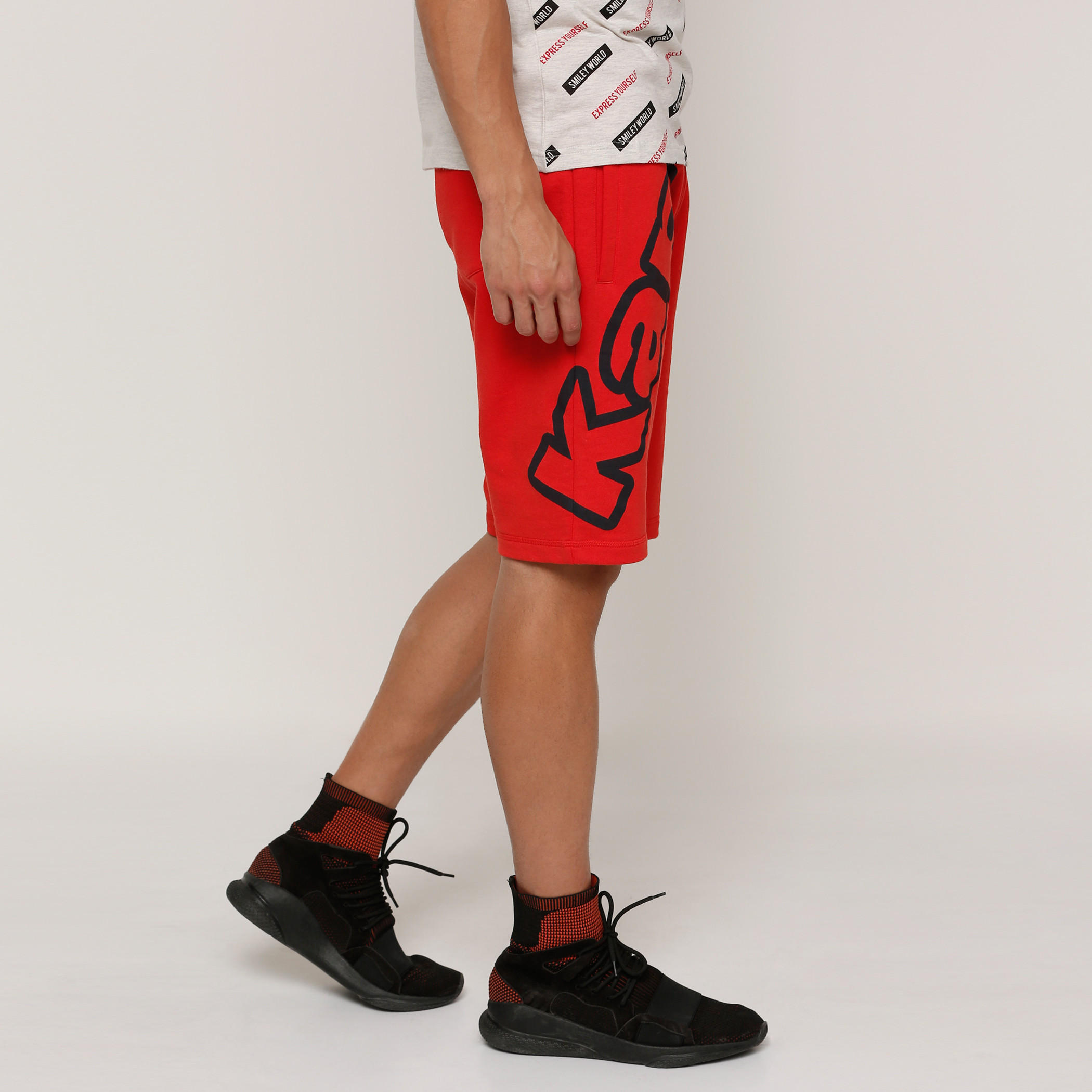 شورت بخصر مطّاطي وطبعات من كابا-men-clothing-sportswearandactivewear-bottoms-image-3