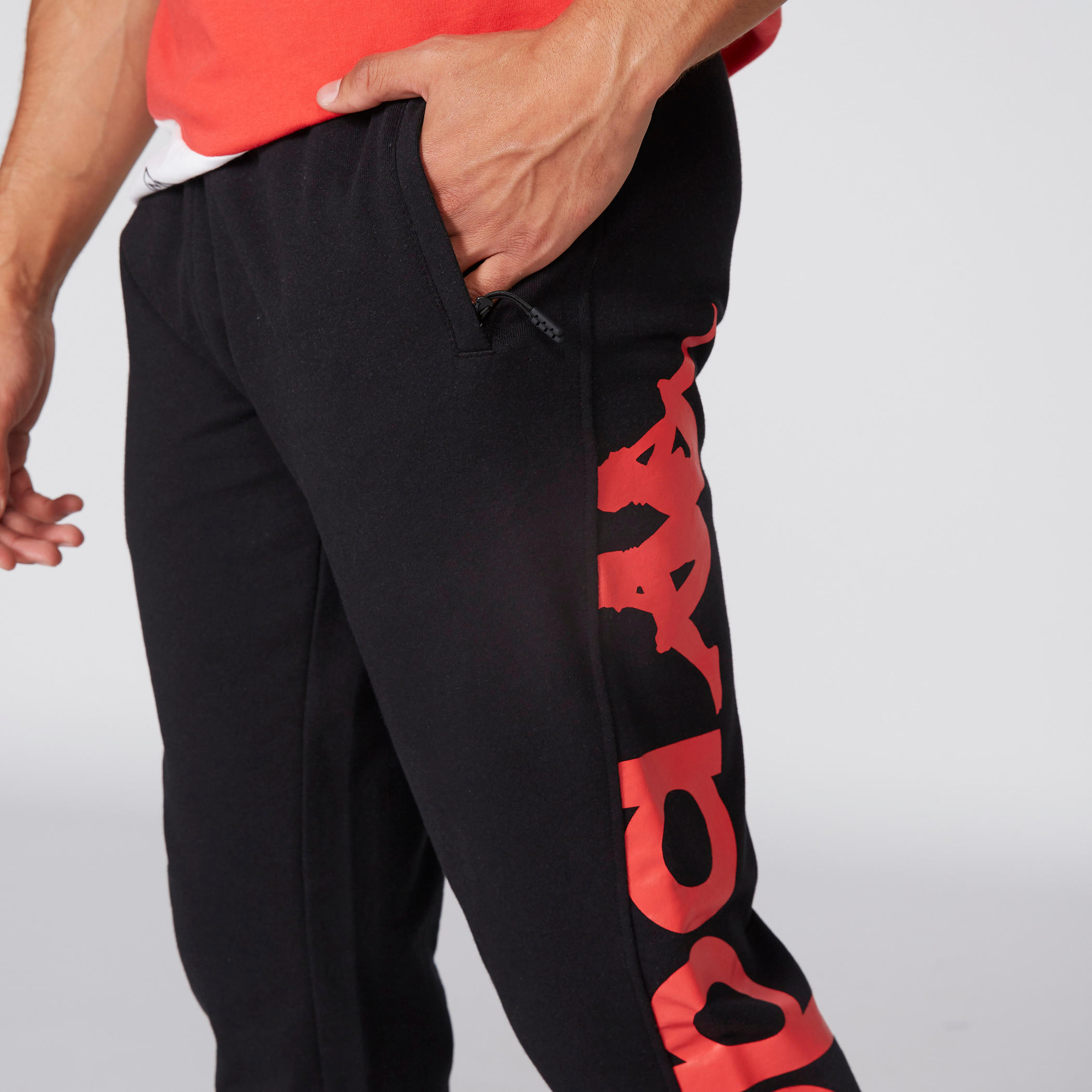 بنطال رياضي طويل بجيوب وطبعات من كابا-men-clothing-sportswearandactivewear-bottoms-image-3