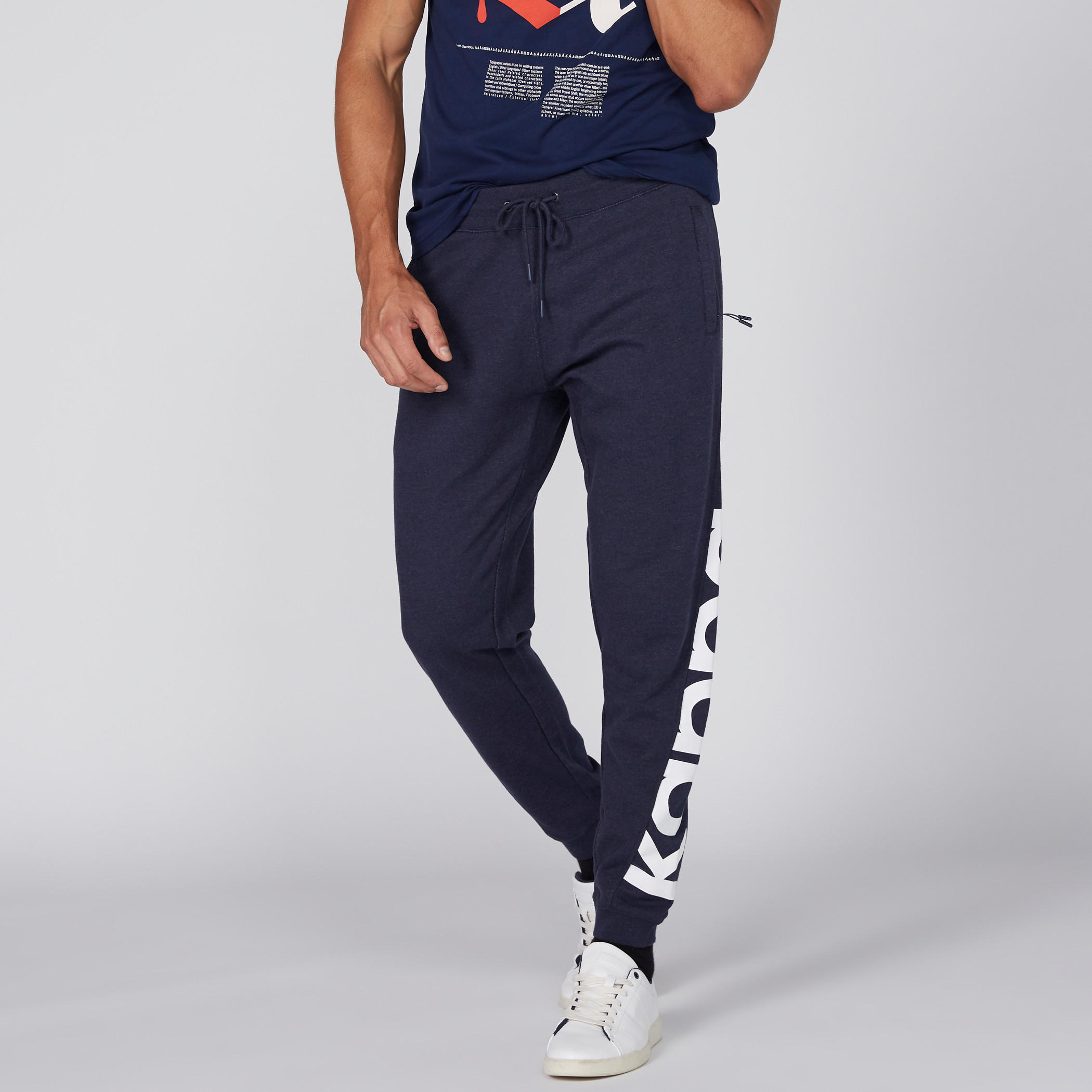 بنطال رياضي طويل بجيوب ورباط وطبعات من كابا-men-clothing-sportswearandactivewear-bottoms-image-1