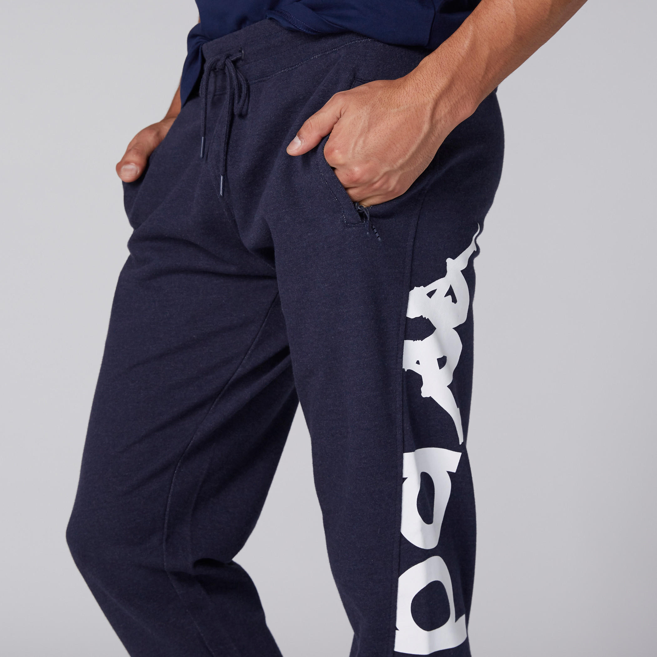 بنطال رياضي طويل بجيوب ورباط وطبعات من كابا-men-clothing-sportswearandactivewear-bottoms-image-2