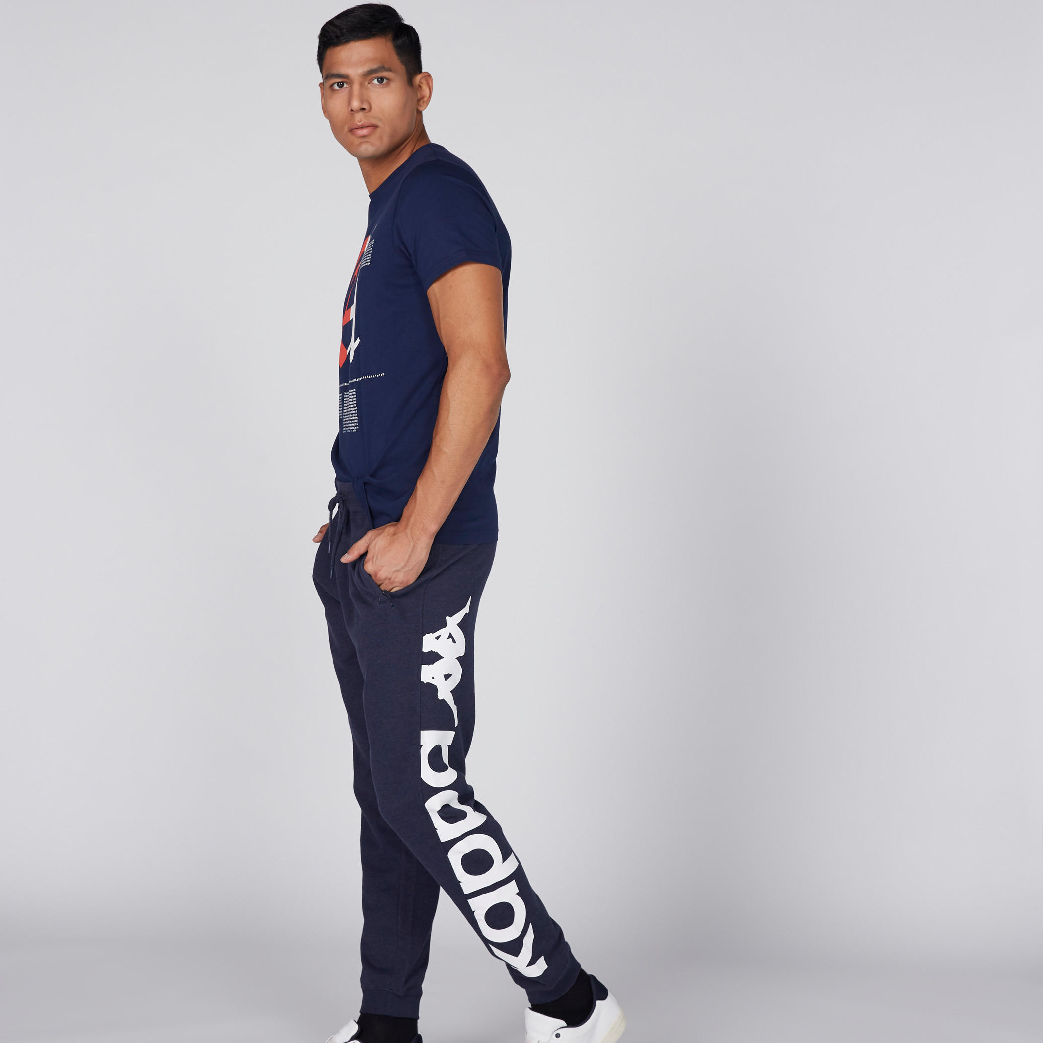 بنطال رياضي طويل بجيوب ورباط وطبعات من كابا-men-clothing-sportswearandactivewear-bottoms-image-3